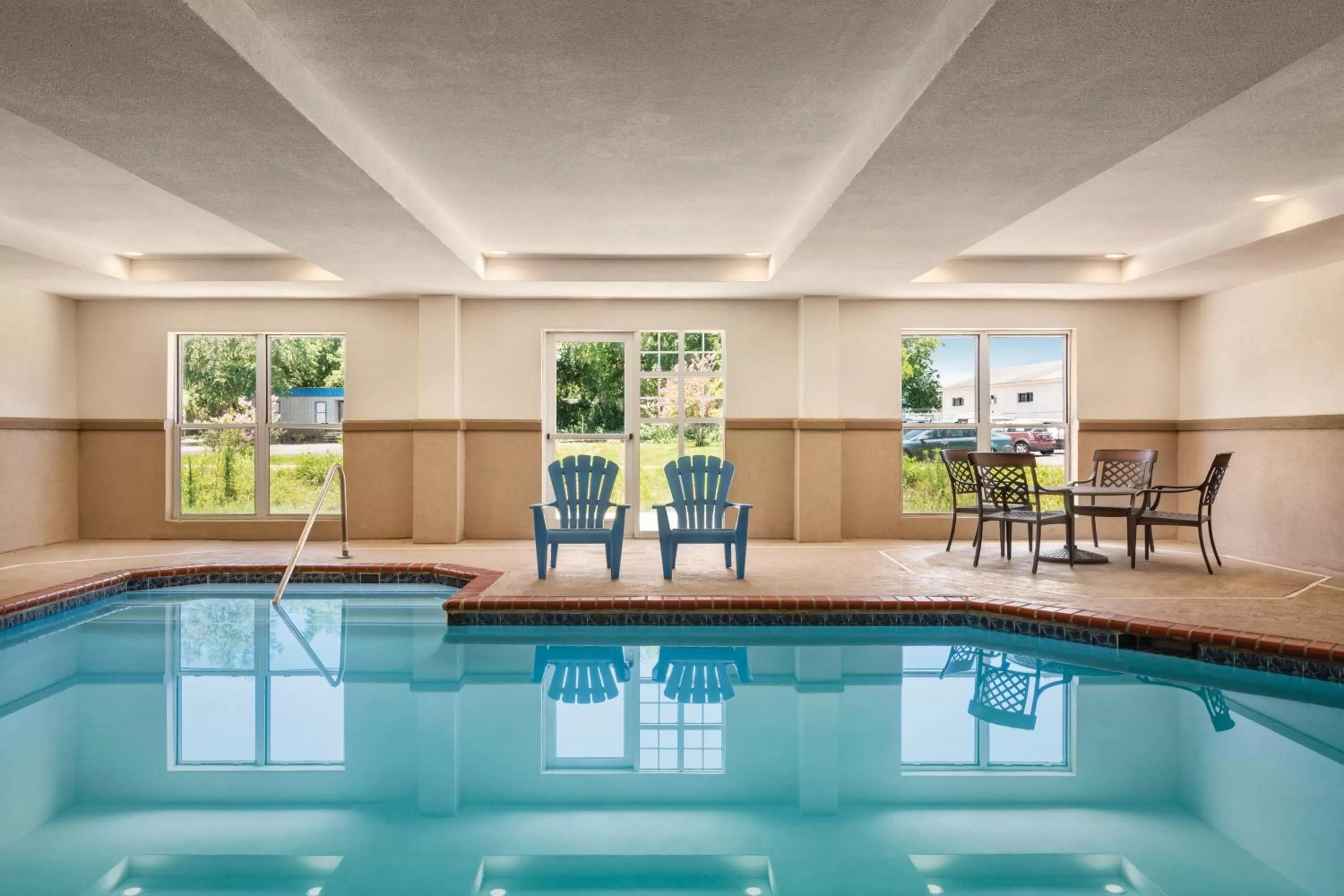 Swimming pool in Country Inn & Suites by Radisson, Beaufort West, SC