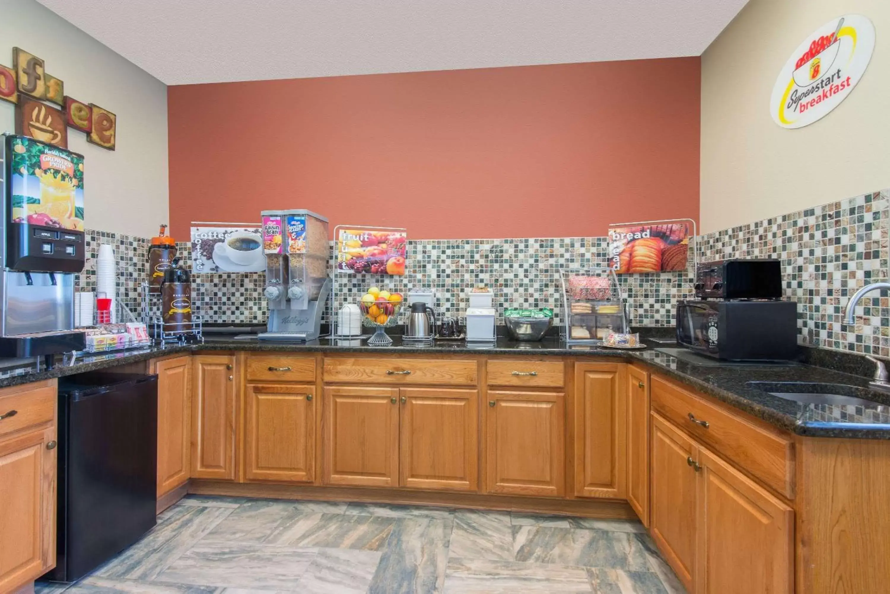 Restaurant/places to eat, Kitchen/Kitchenette in Super 8 by Wyndham Youngstown/Austintown