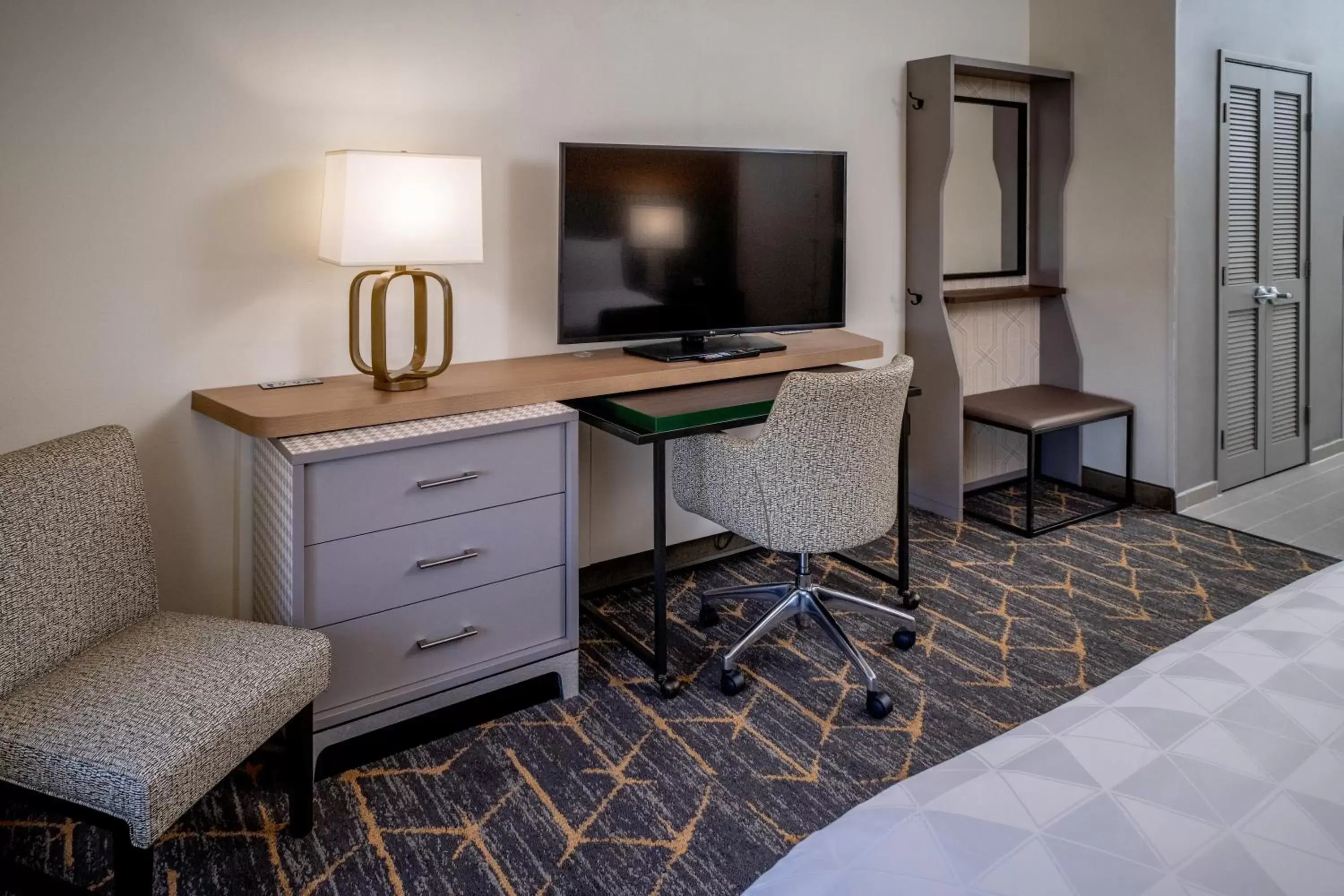 TV and multimedia, TV/Entertainment Center in Holiday Inn Hotel & Suites Beckley, an IHG Hotel