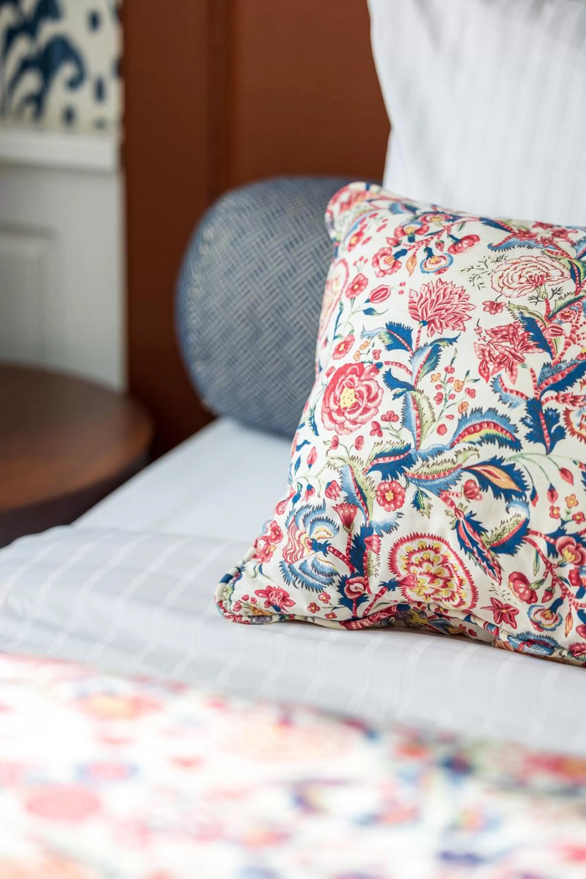 Bed in Hotel Le Place d'Armes - Relais & Châteaux