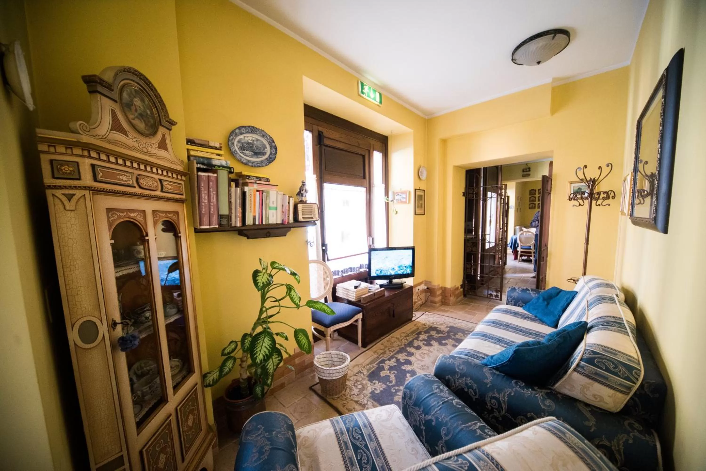 Communal lounge/ TV room, Bed in Hotel Il Tiglio