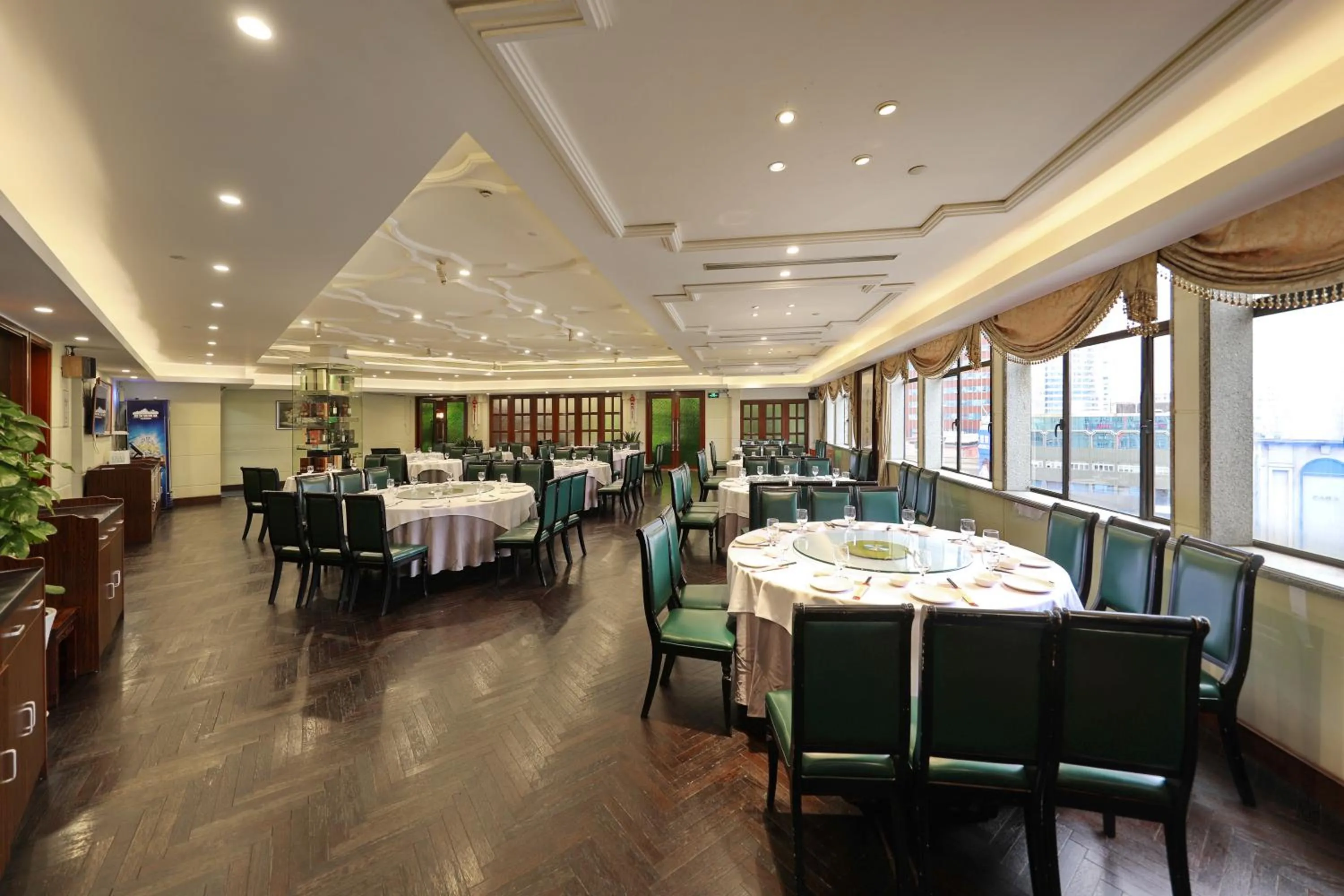 Restaurant/places to eat in Seventh Heaven Hotel