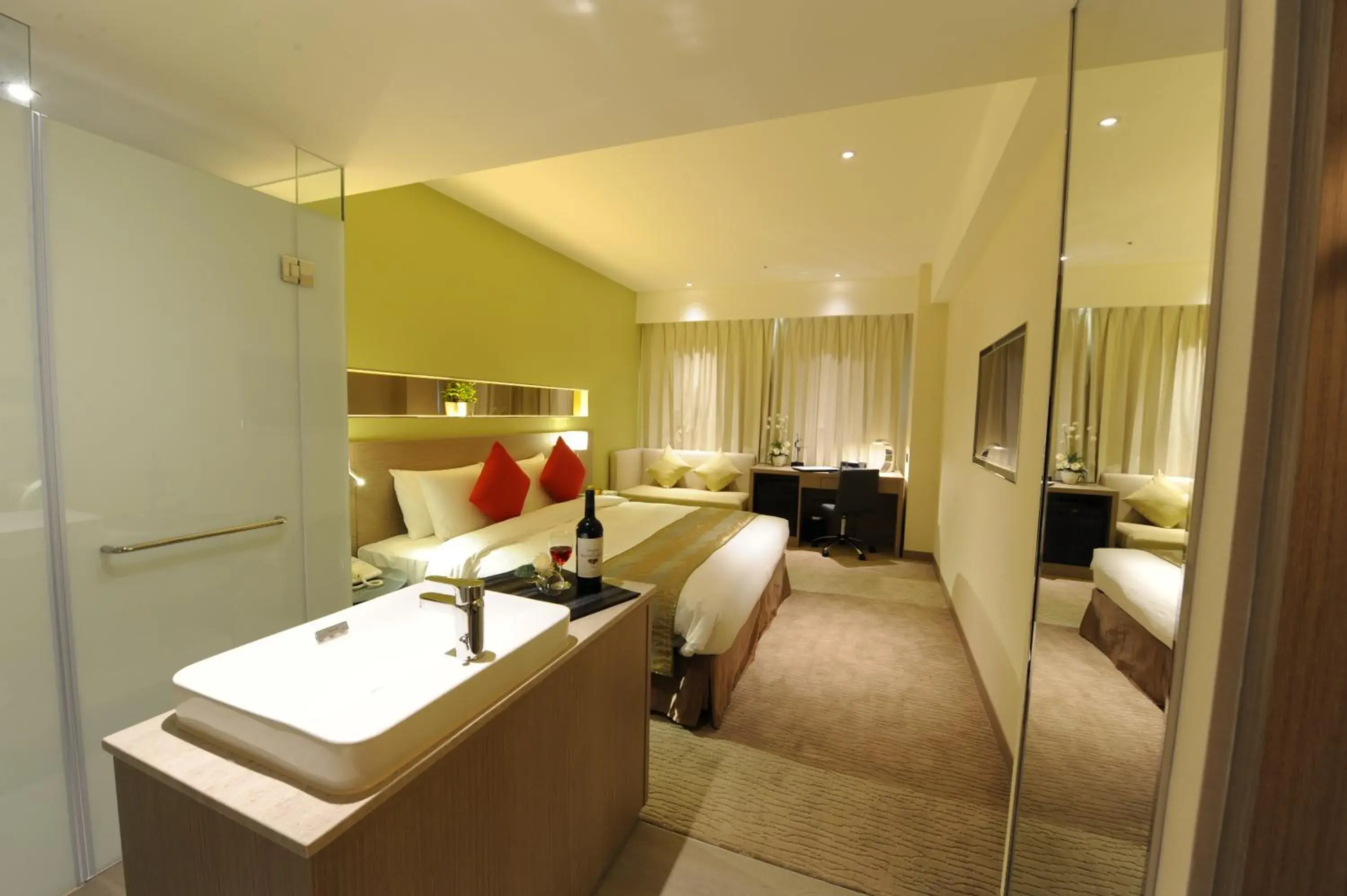 Bedroom, Bathroom in Kaohsiung International Plaza Hotel