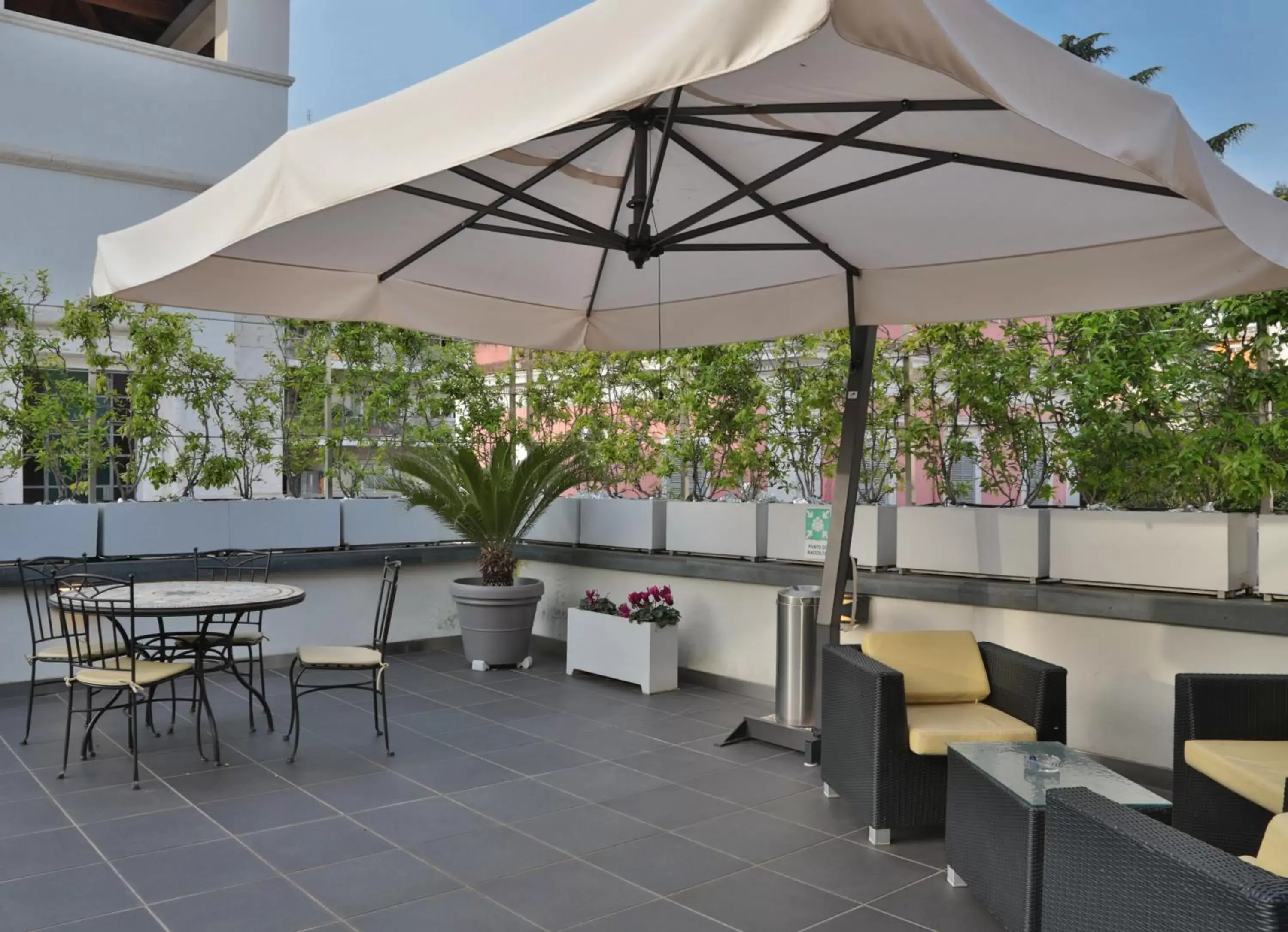Balcony/Terrace, Restaurant/Places to Eat in Best Western Cinemusic Hotel