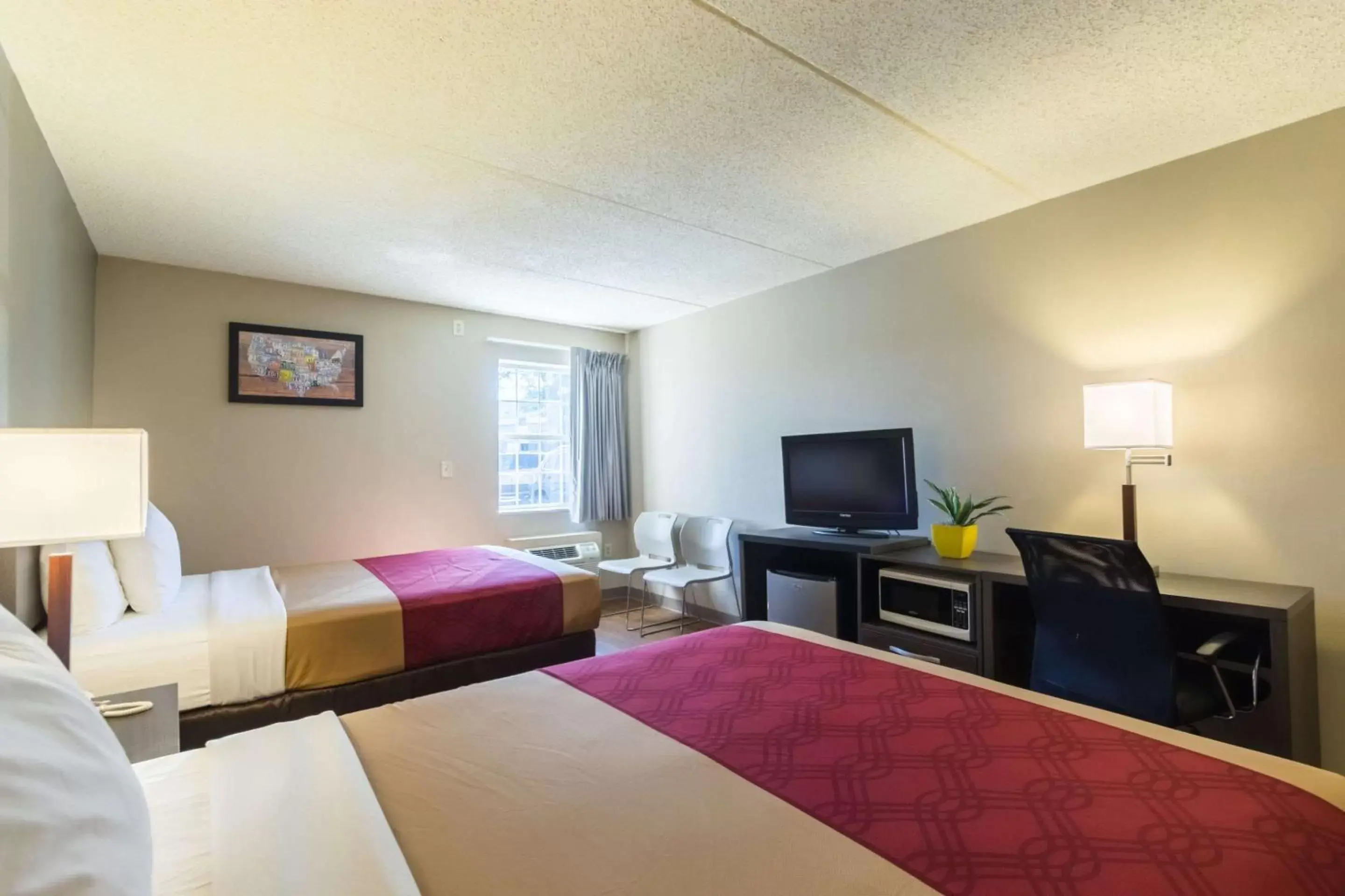 Photo of the whole room, Bed in Econo Lodge Harrisburg Southwest of Hershey Area