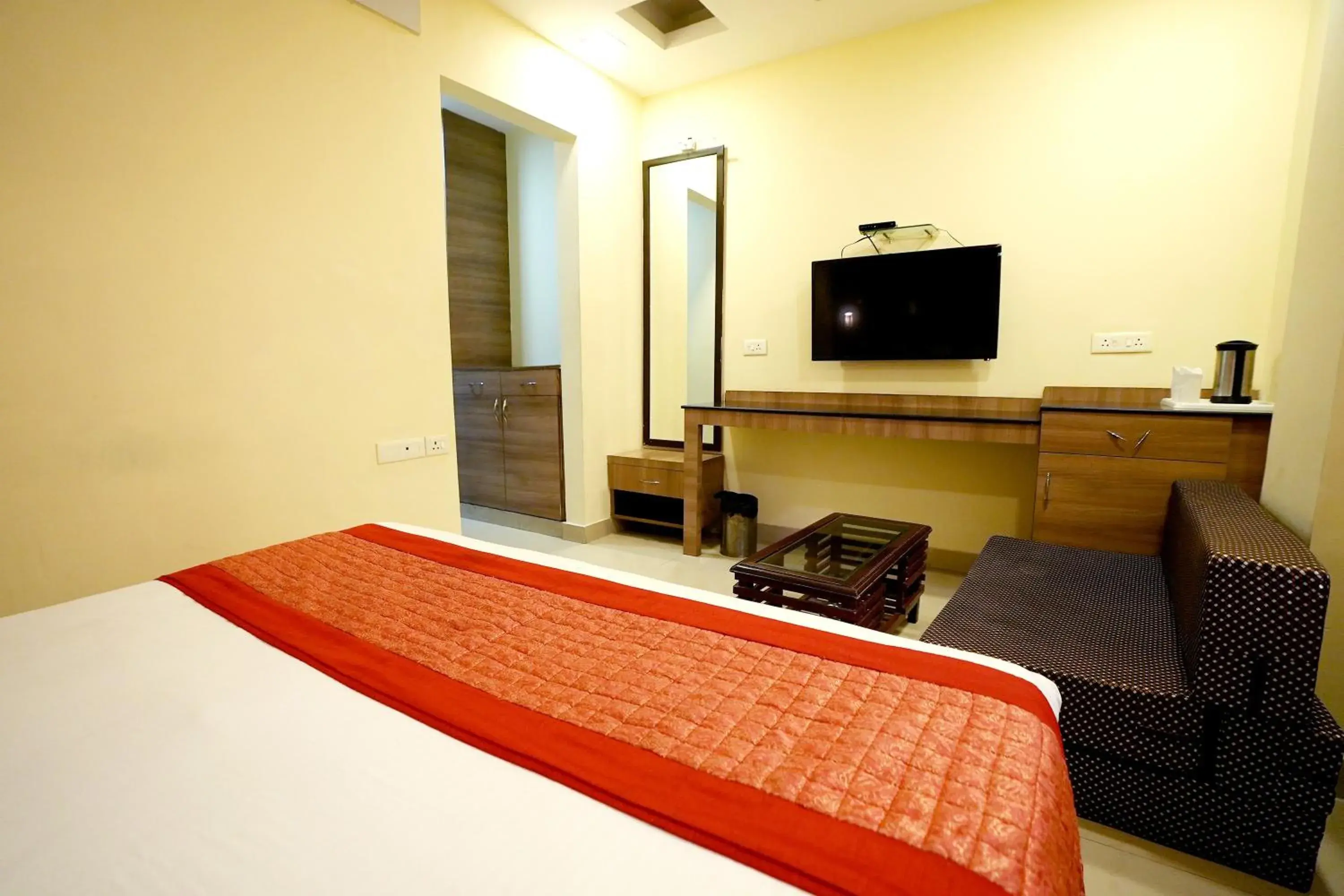 Bedroom, TV/Entertainment Center in Hotel Silver Stone