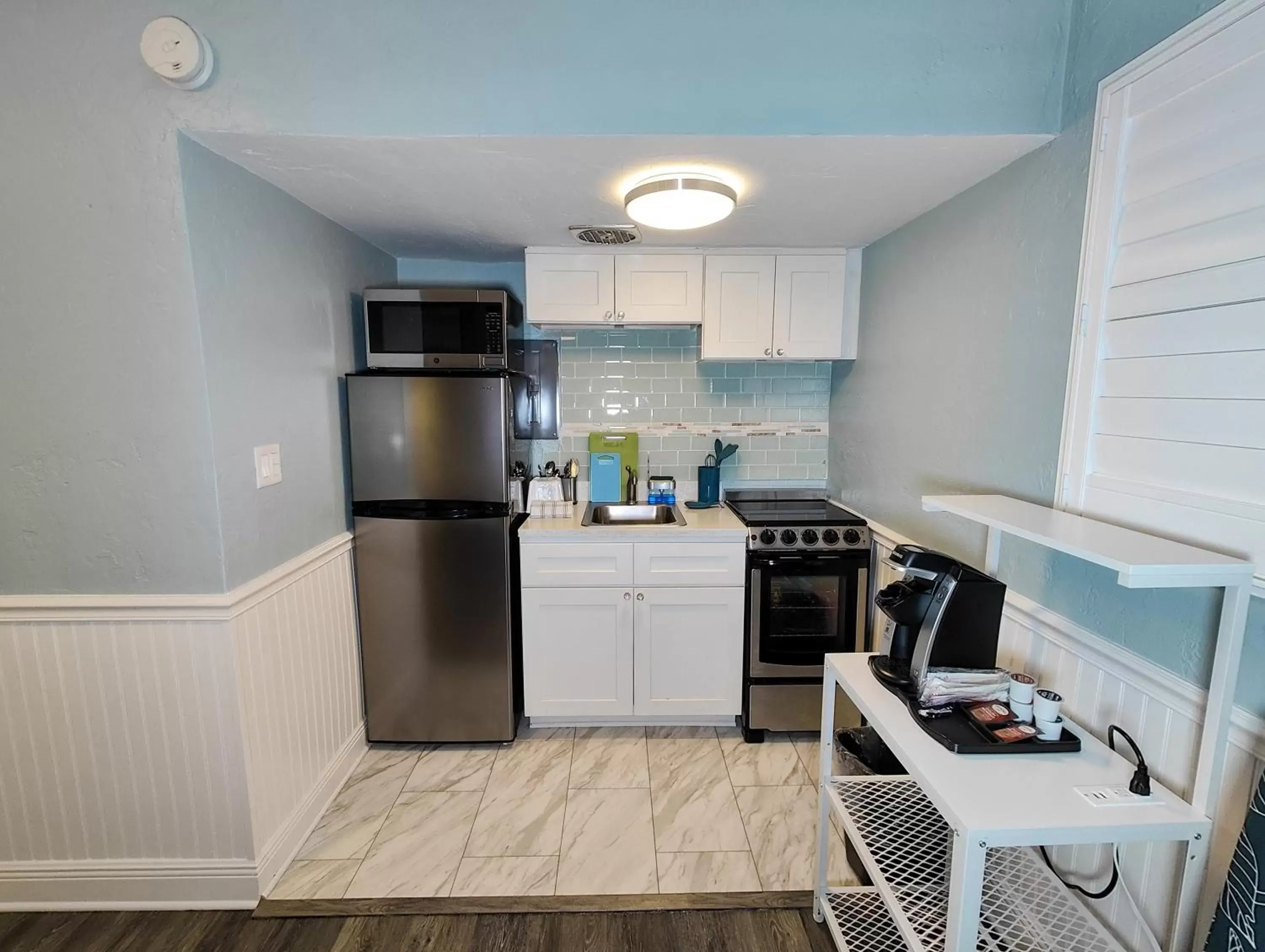 Coffee/tea facilities, Kitchen/Kitchenette in Tahitian Beach Resort