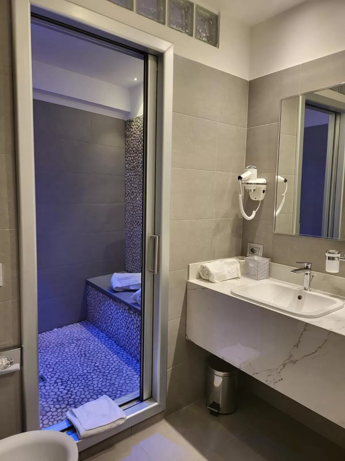 Shower in Harry's Bar Trevi Hotel & Restaurant