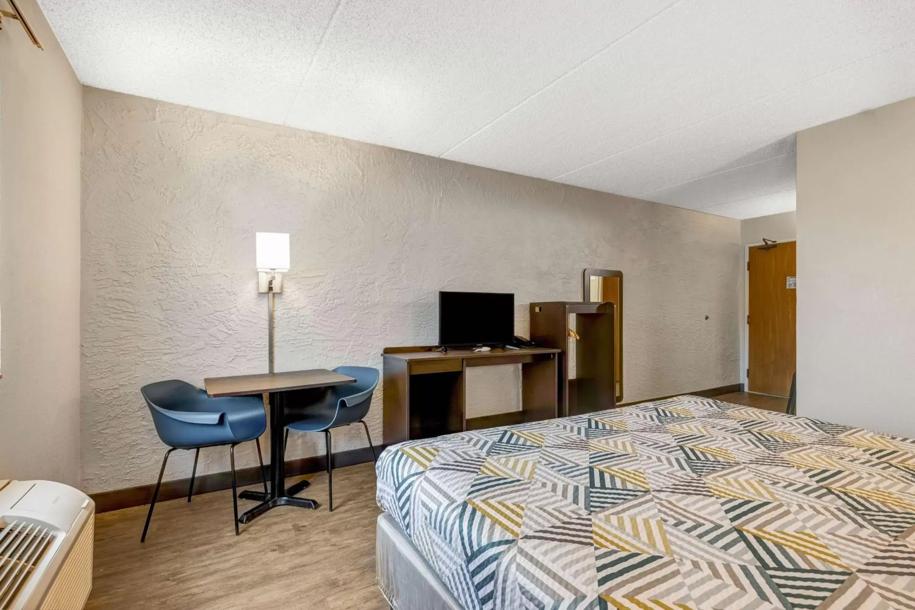 Bedroom, TV/Entertainment Center in Motel 6-Elk Grove Village, IL - O'Hare