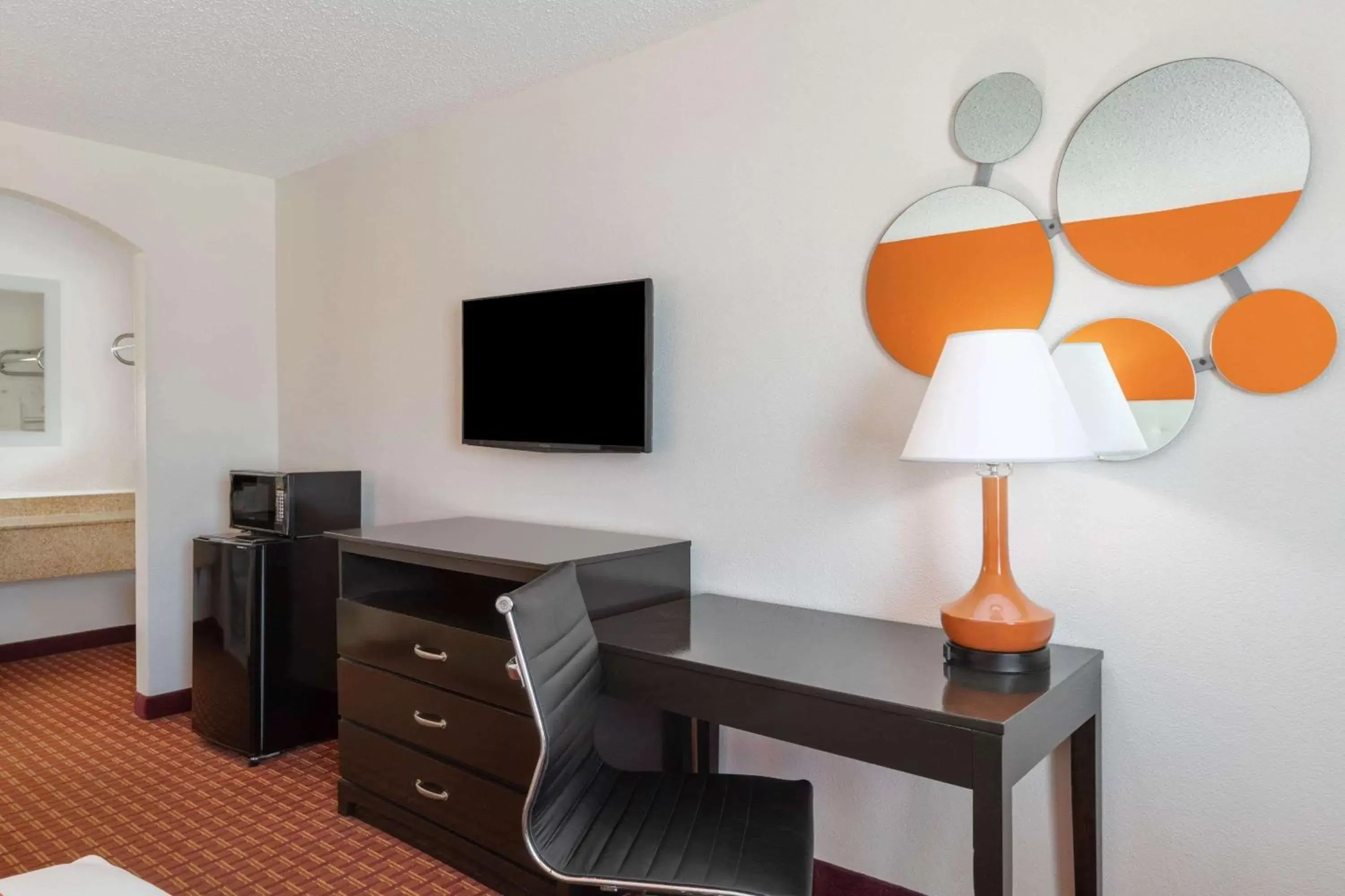 Photo of the whole room, TV/Entertainment Center in Howard Johnson by Wyndham Rock Hill