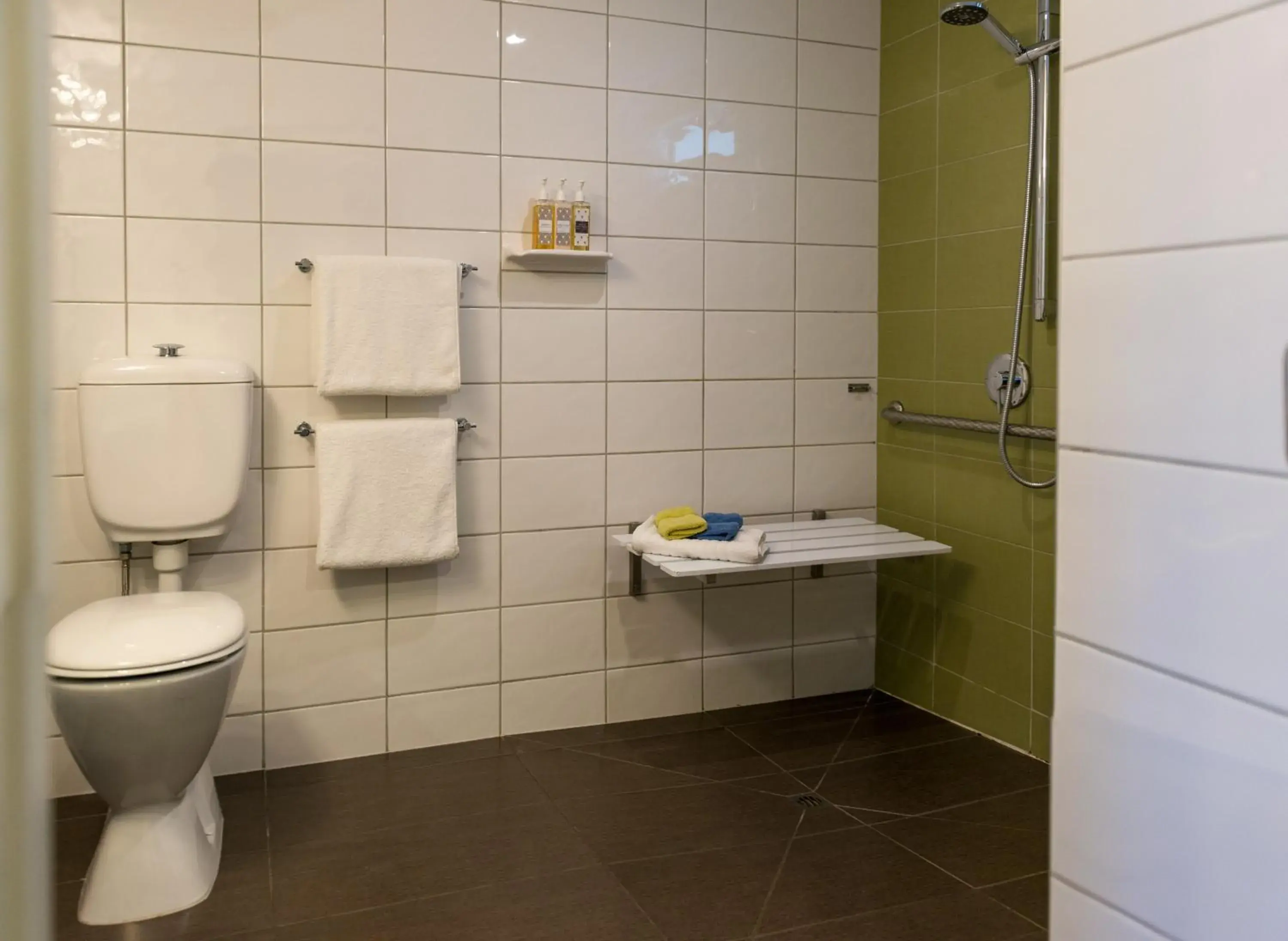 Bathroom in Navigate Seaside Hotel & Apartments