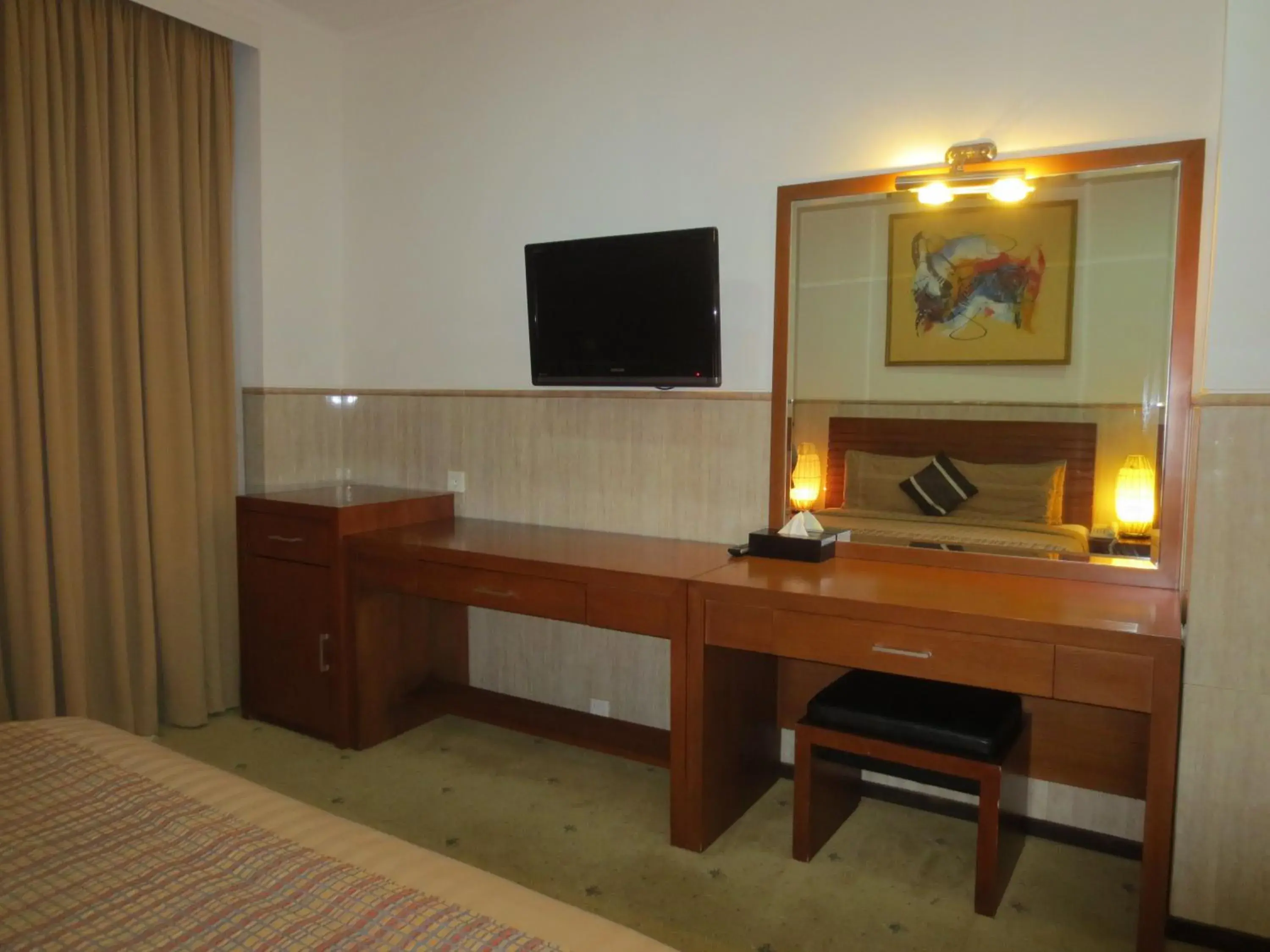 Bedroom, TV/Entertainment Center in Bali Paradise City Hotel