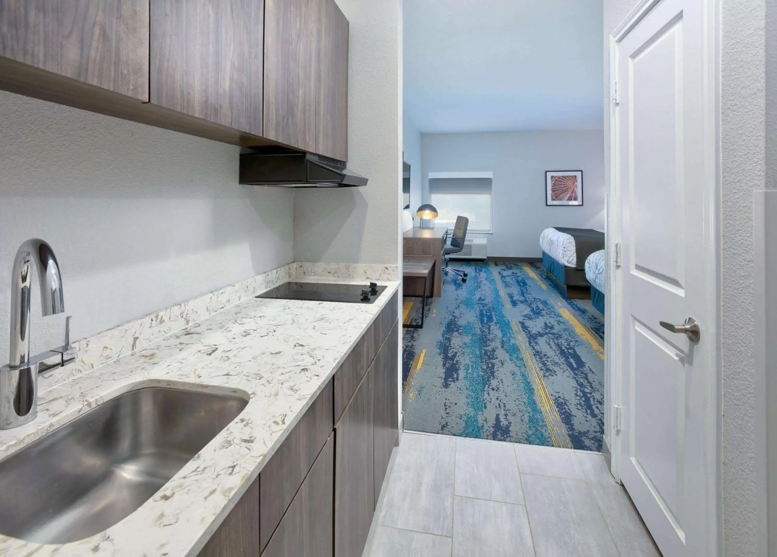 Kitchen or kitchenette, Kitchen/Kitchenette in La Quinta Inn & Suites by Wyndham Dallas/Fairpark