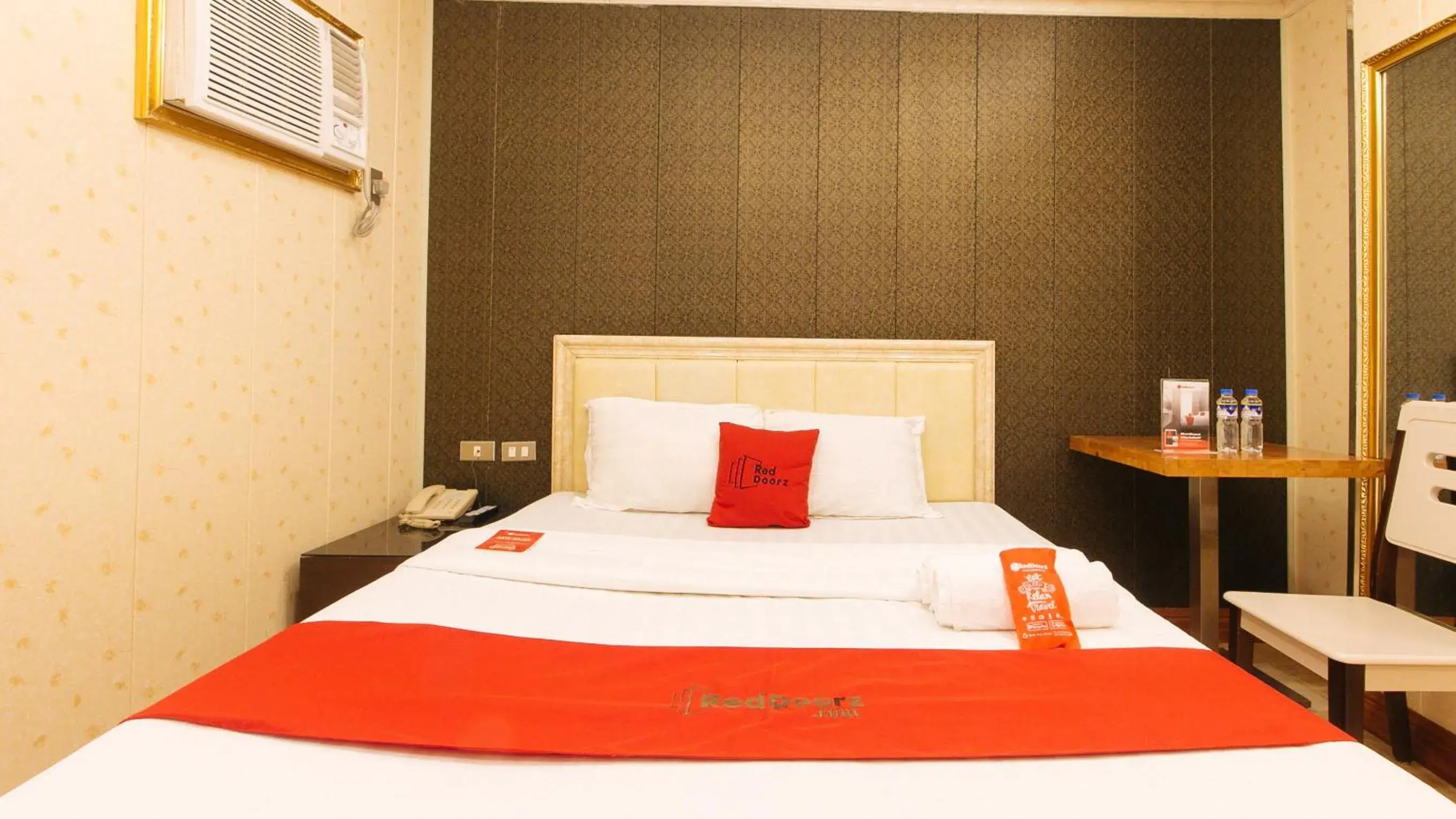 Photo of the whole room, Bed in RedDoorz Plus Winter Benitez Cubao