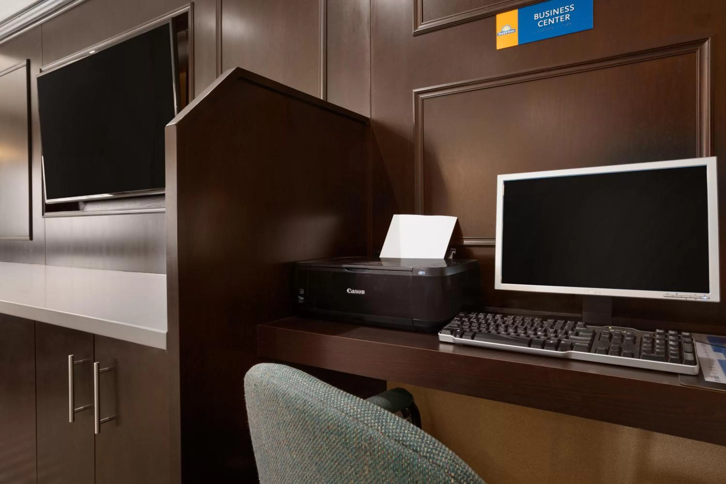Business facilities, TV/Entertainment Center in Days Inn by Wyndham Woodstock