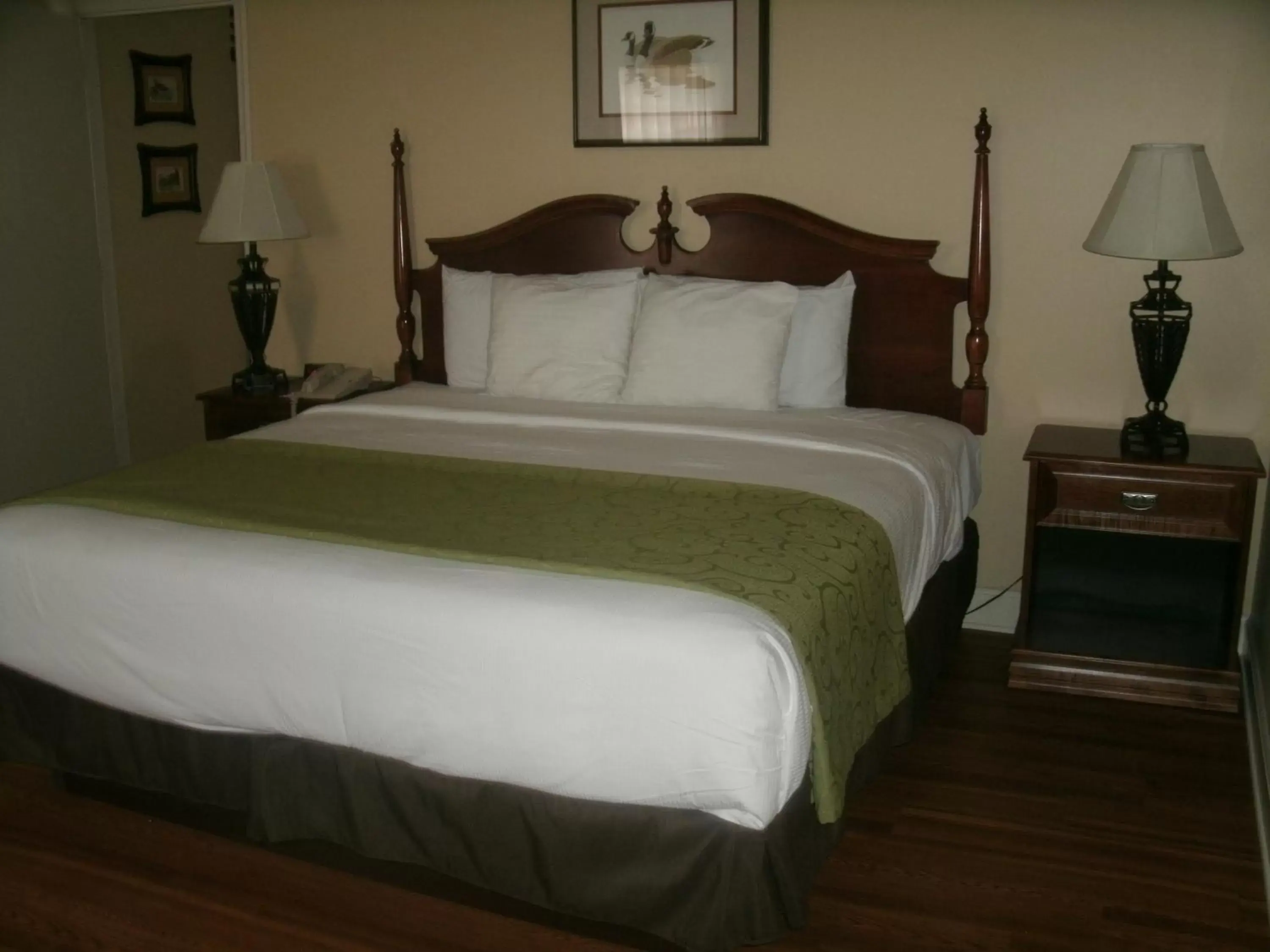 Bed in Merry Acres Inn