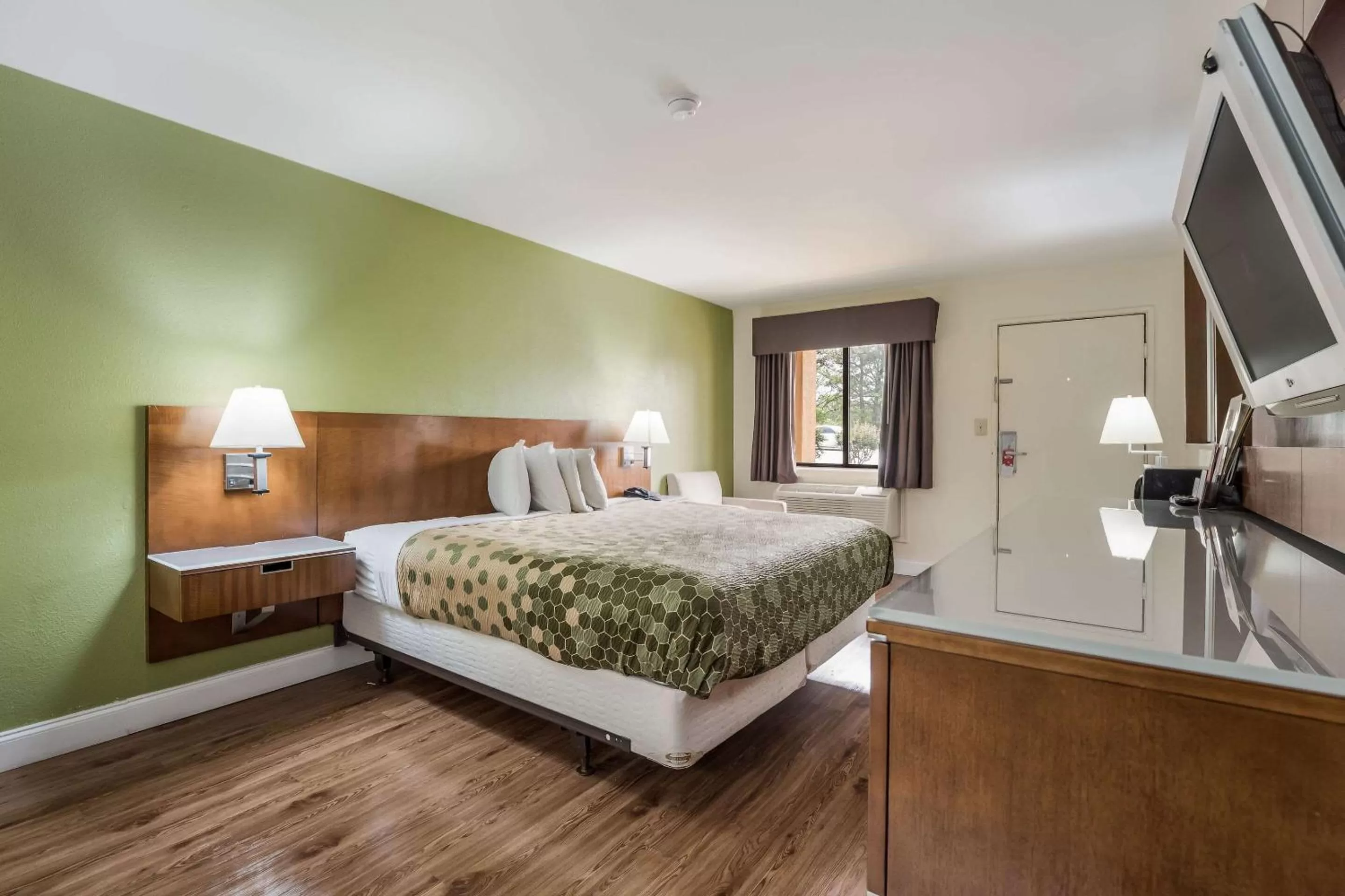 Bedroom, Bed in Econo Lodge Atlanta Airport East