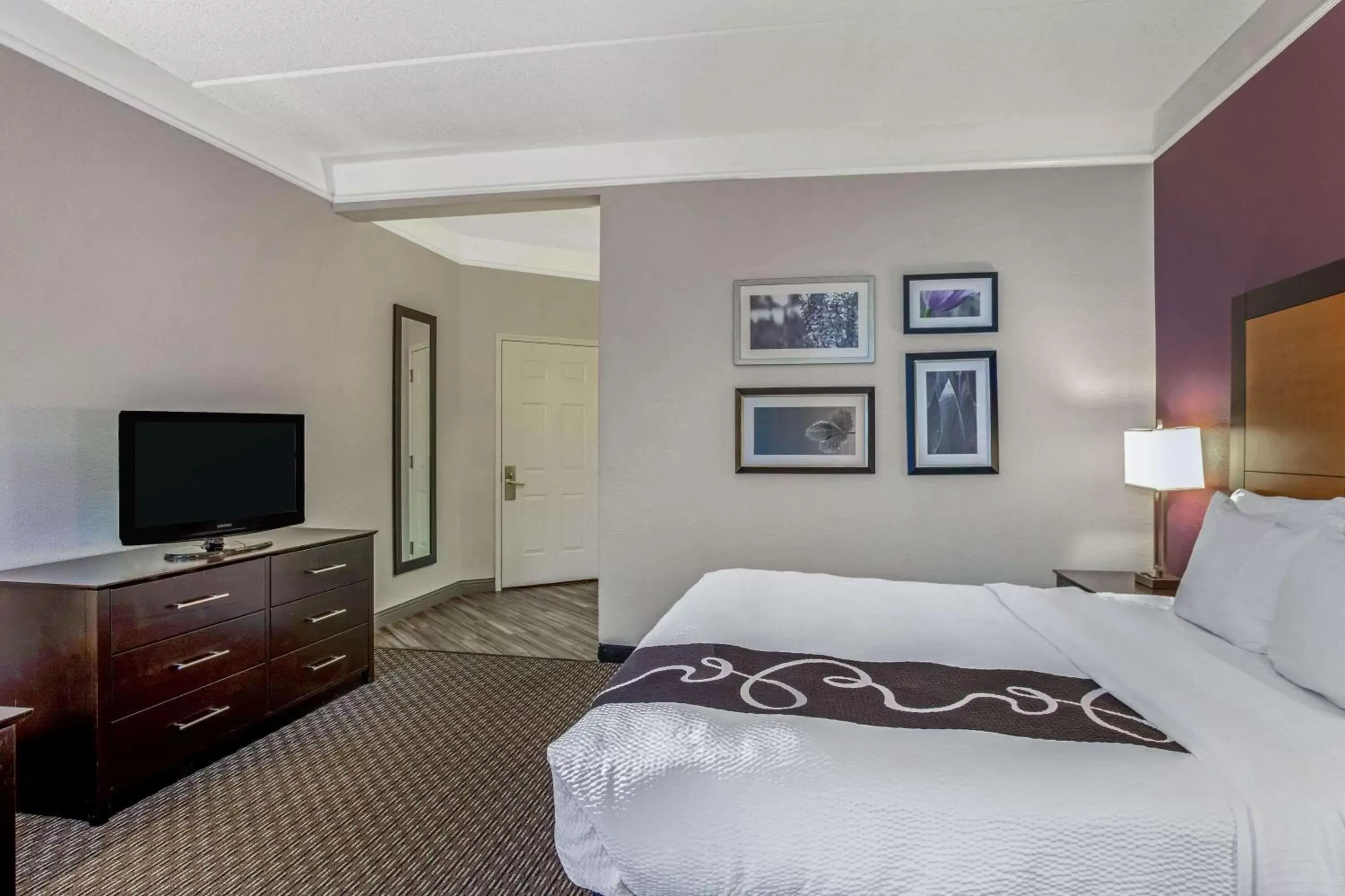 Photo of the whole room, Bed in La Quinta by Wyndham Orlando Airport North