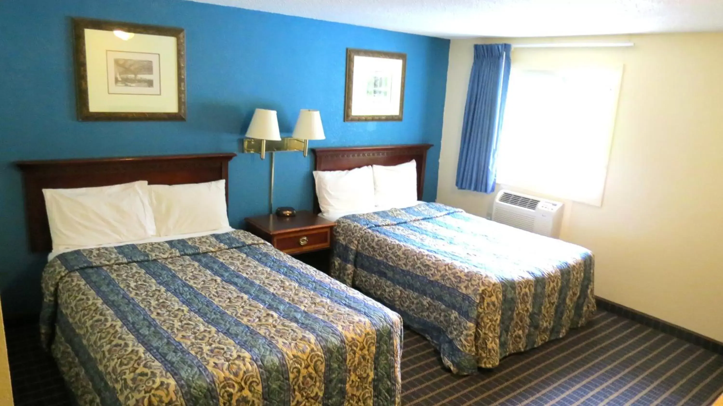 Photo of the whole room, Bed in Budget Host Airport Inn