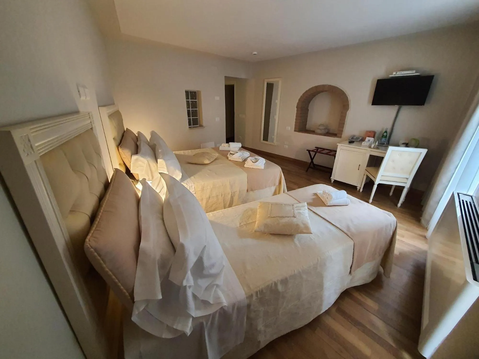 Photo of the whole room, Bed in Hotel Volterra In Superior