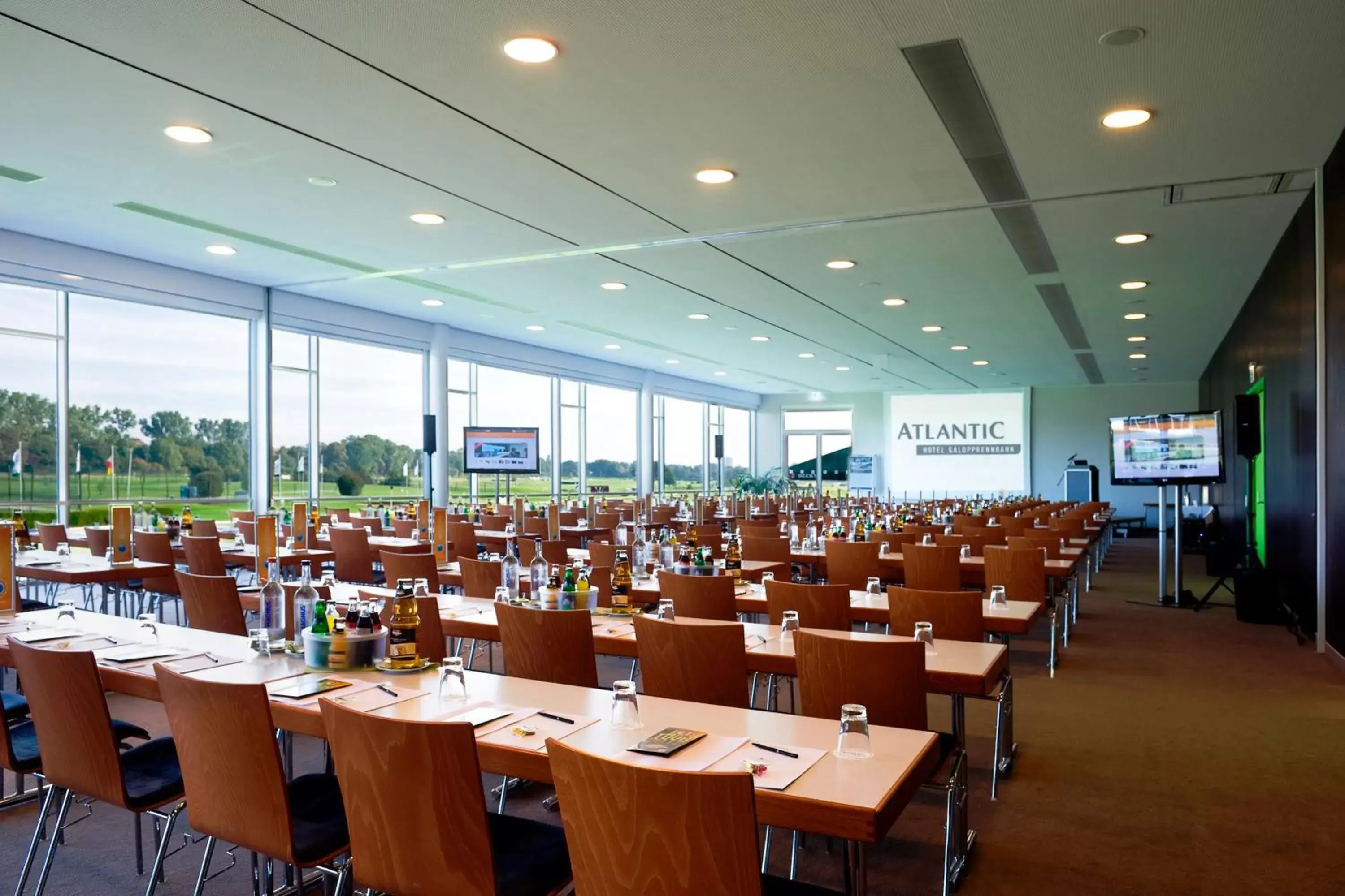 Business facilities, Restaurant/Places to Eat in Atlantic Hotel Galopprennbahn