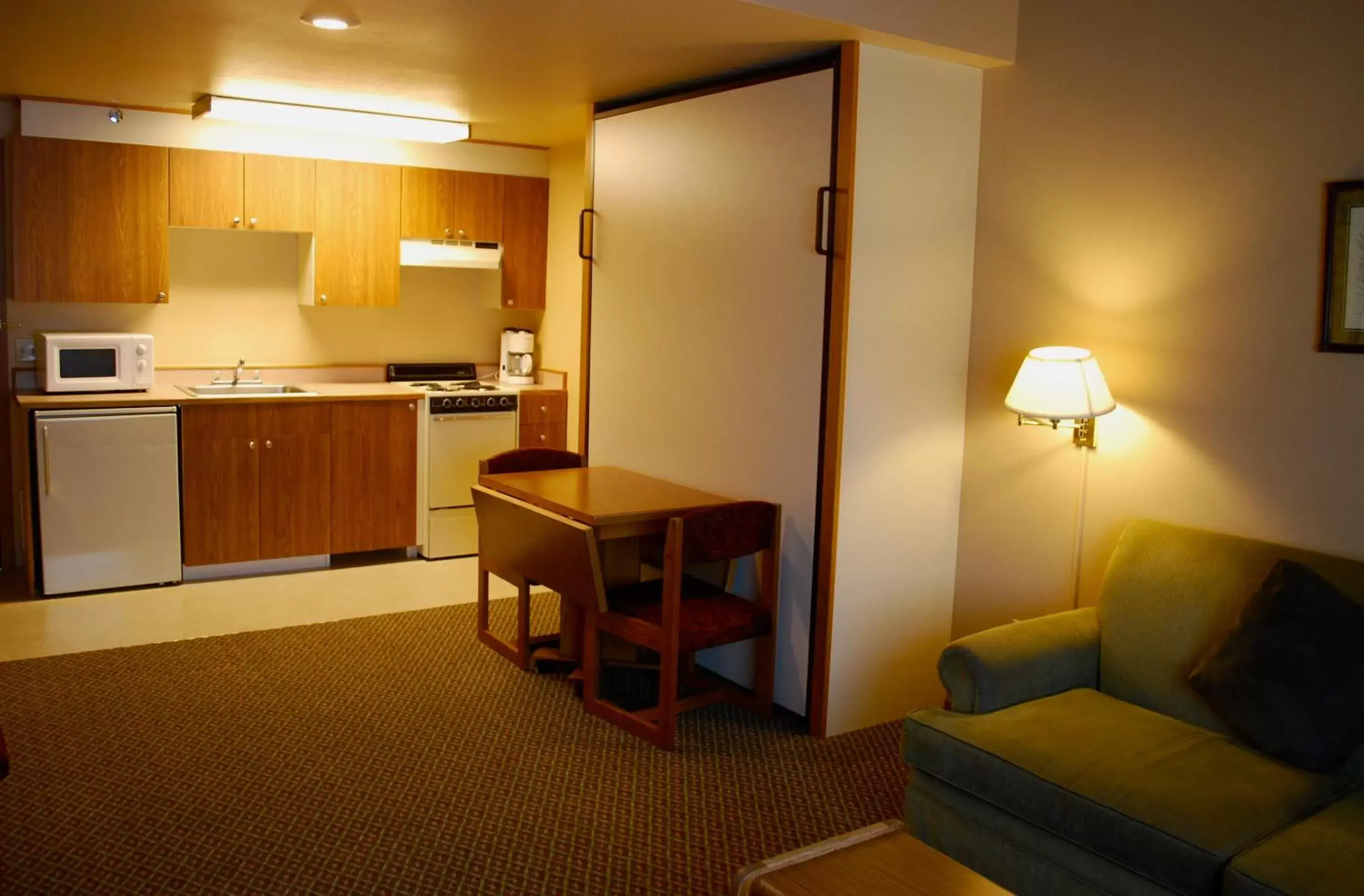 Photo of the whole room, Kitchen/Kitchenette in Linderhof Inn