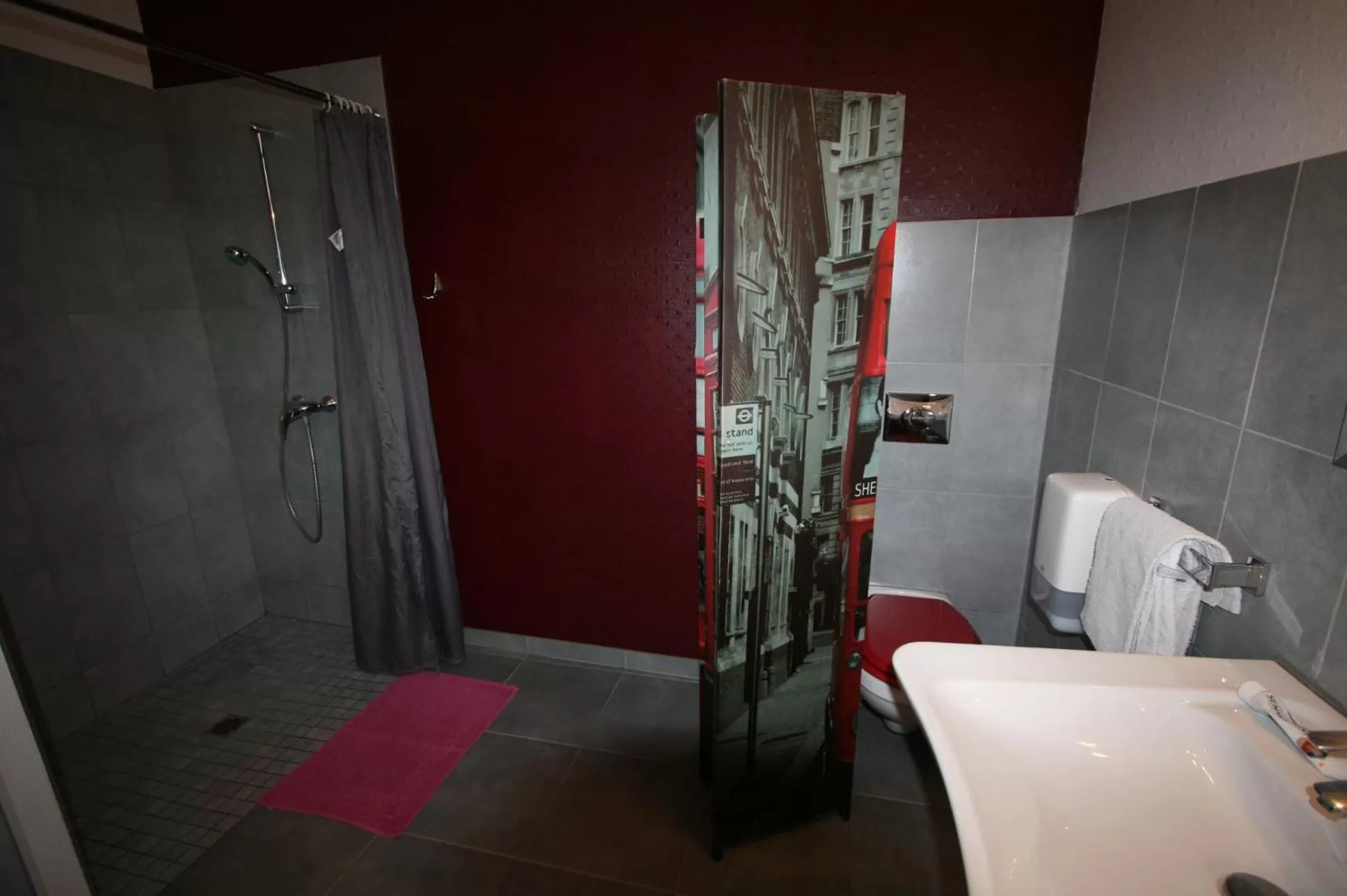 Property building, Bathroom in Hôtel Le Picardy
