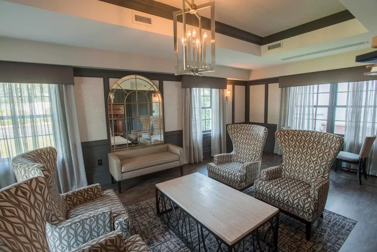 Library, Seating Area in Normandy Farm Hotel & Conference Center