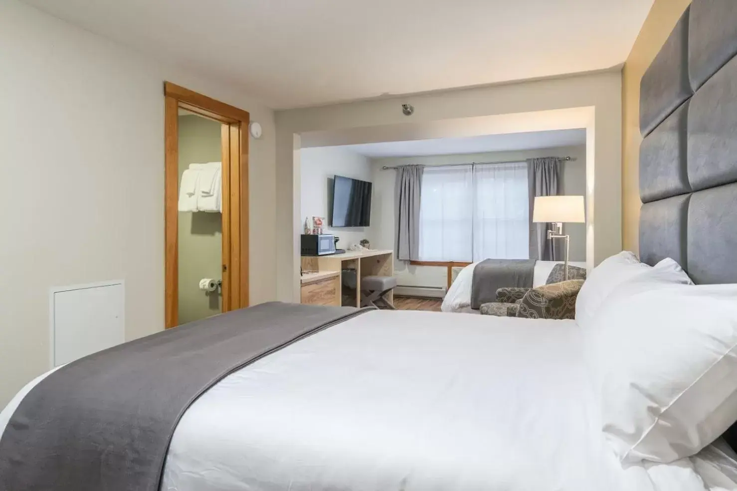 Photo of the whole room, Bed in Grey Fox Inn Photo of the whole room, Bed in Grey Fox Inn