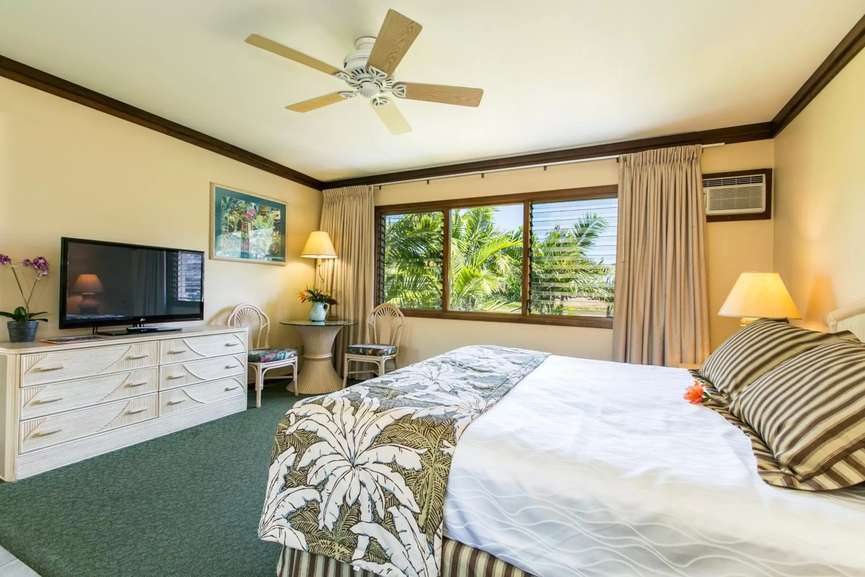 Bed, TV/Entertainment Center in The Kauai Inn