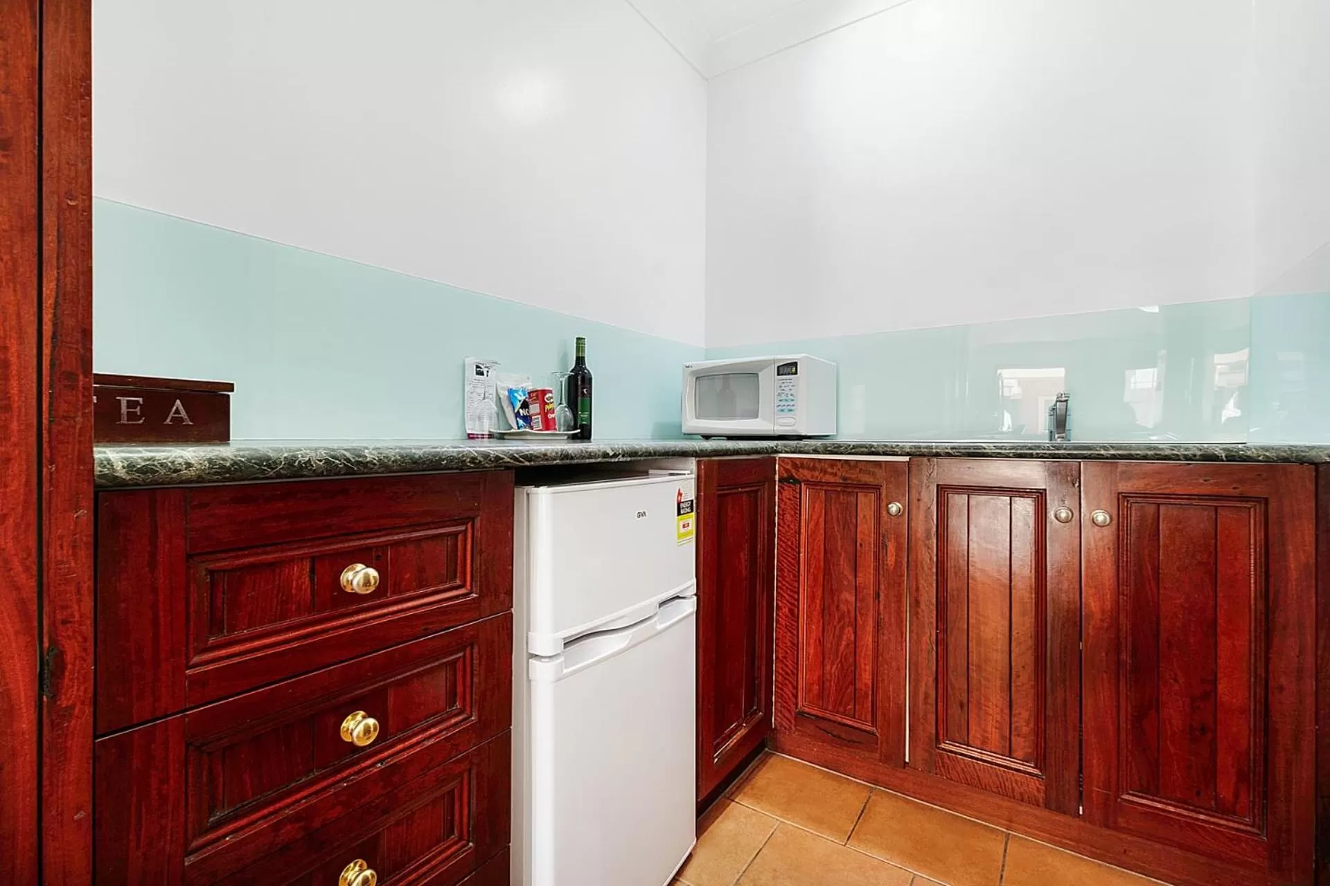 Kitchen or kitchenette in Georgian Motor Lodge