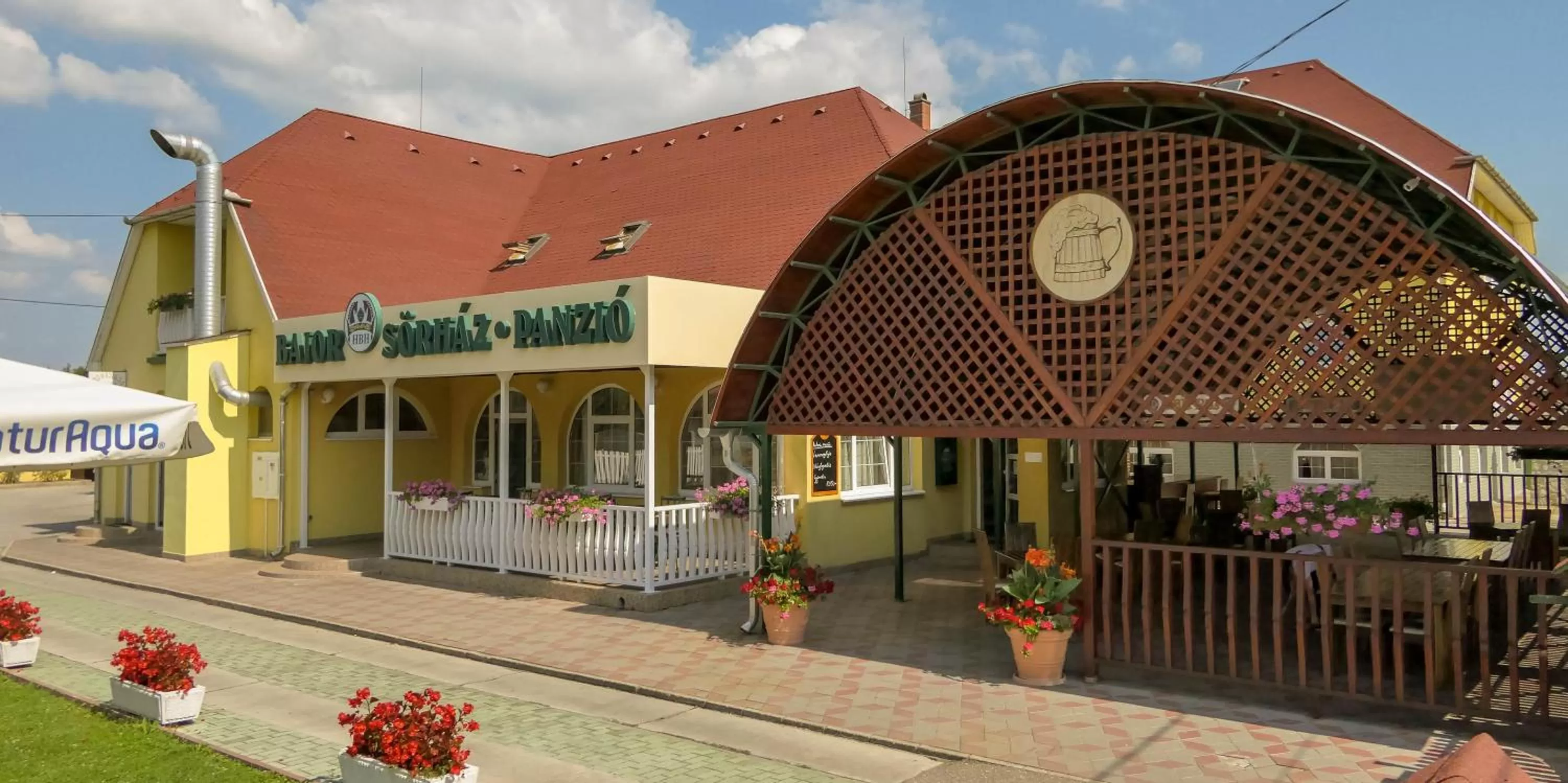 Property Building in HBH Bajor Sörház, Étterem és Panzió