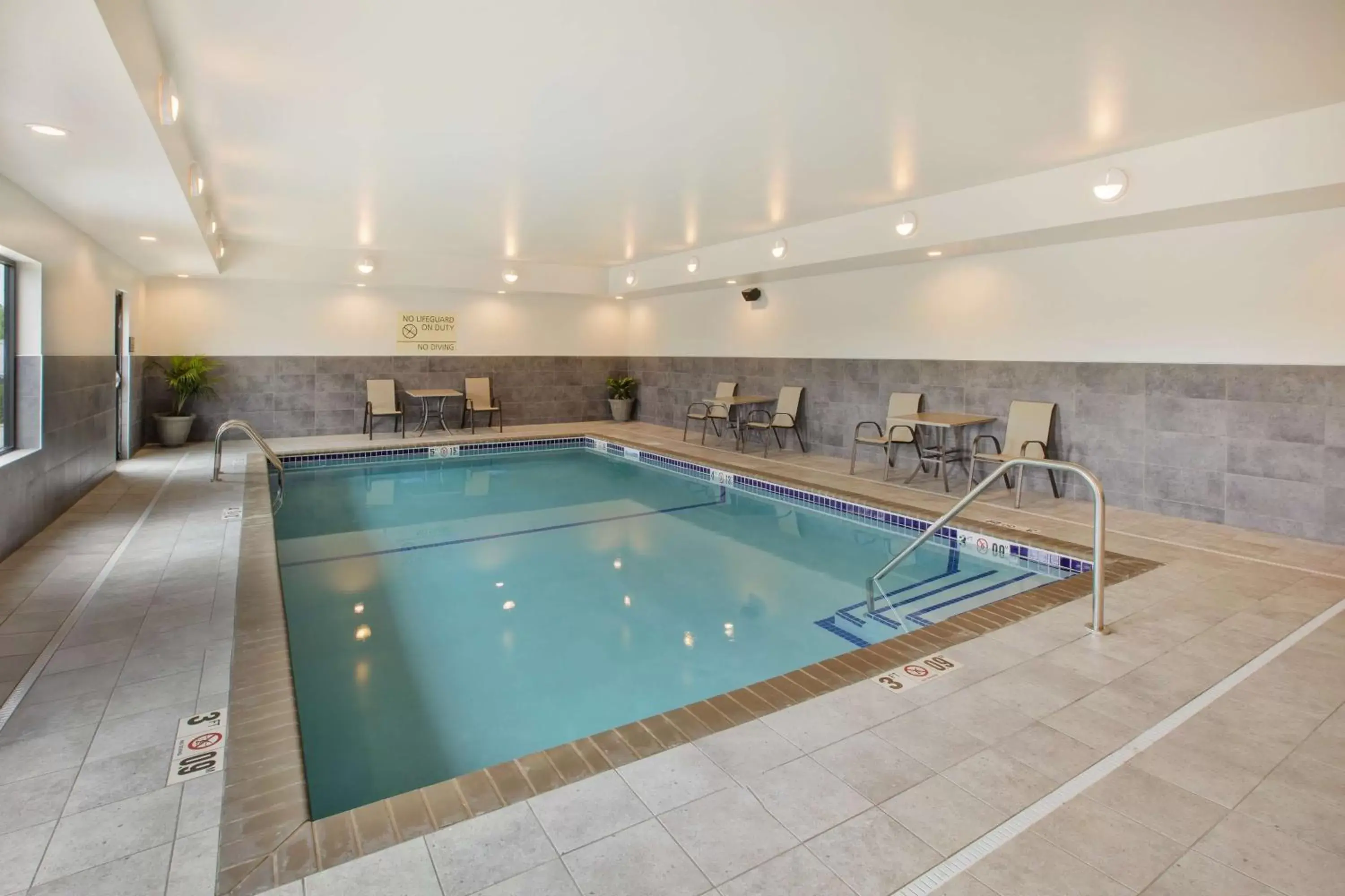 Pool view, Swimming Pool in Hampton Inn & Suites By Hilton, Southwest Sioux Falls