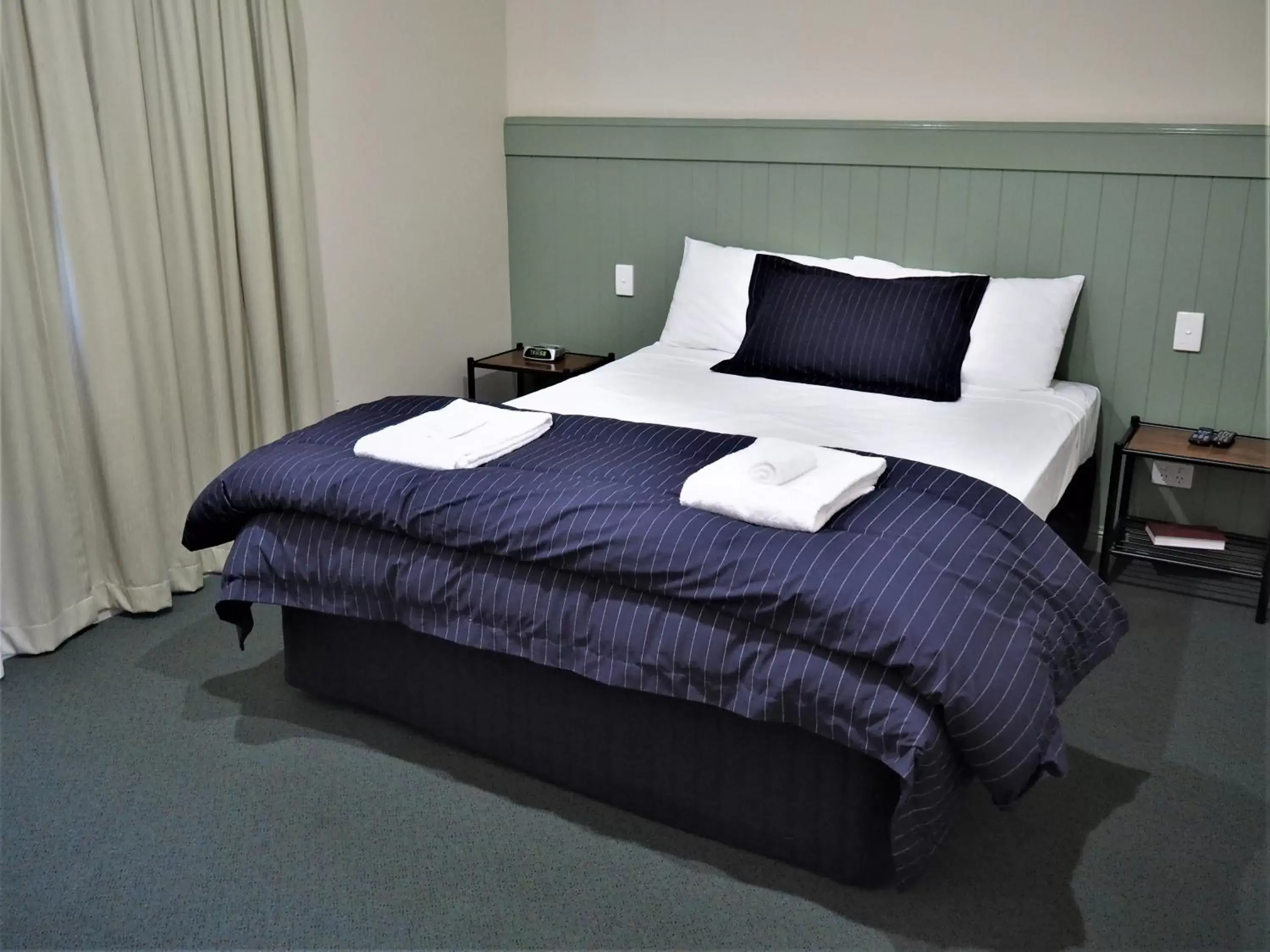 Bed in Pittsworth Motor Inn