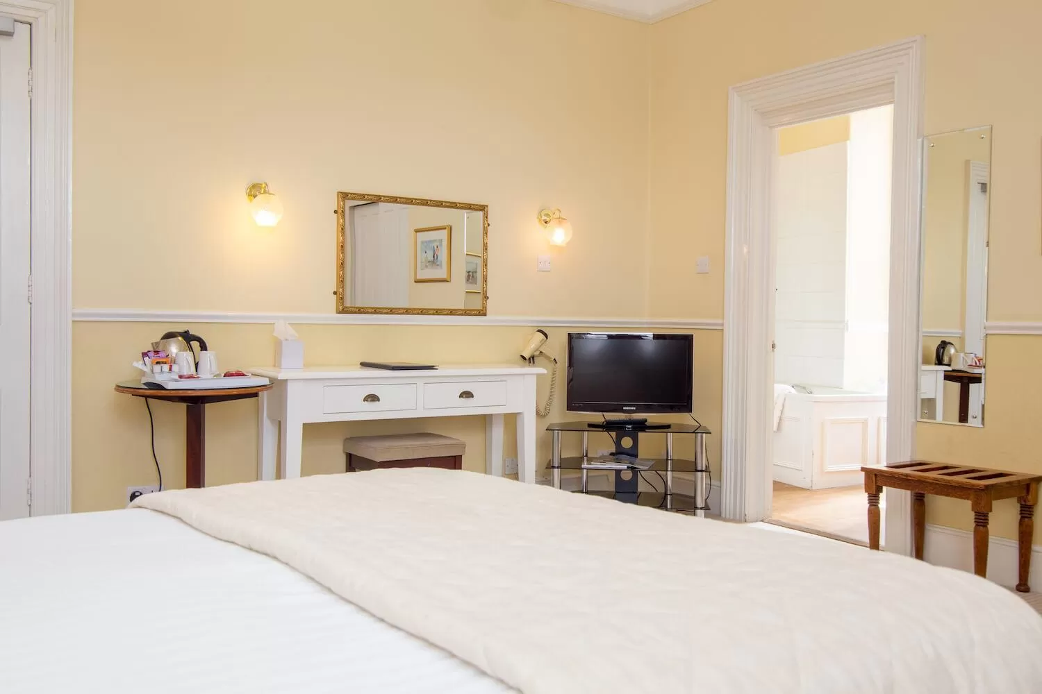 Photo of the whole room, Bed in The Queens Hotel