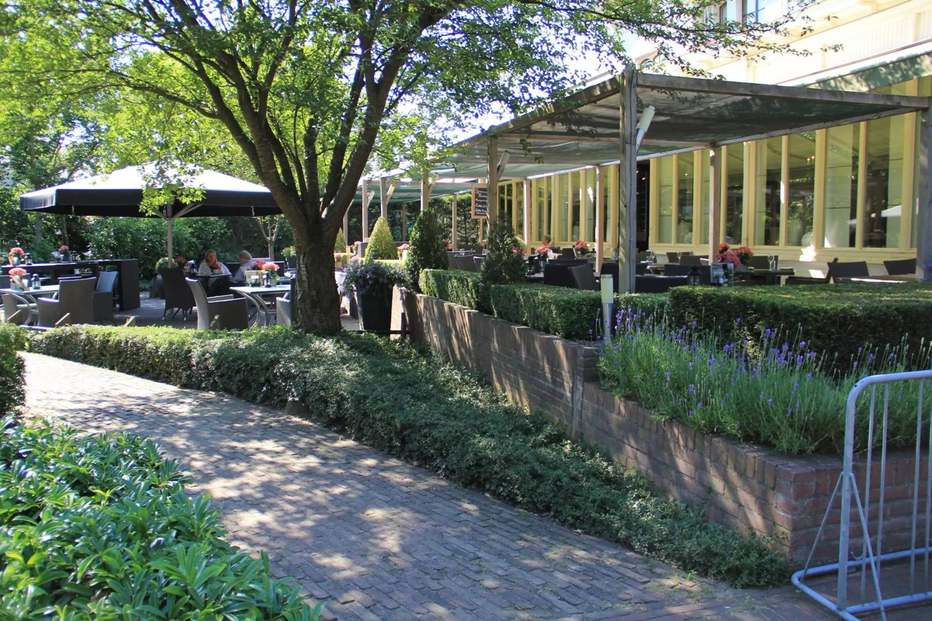 Restaurant/places to eat, Garden in Hampshire Hotel - Avenarius