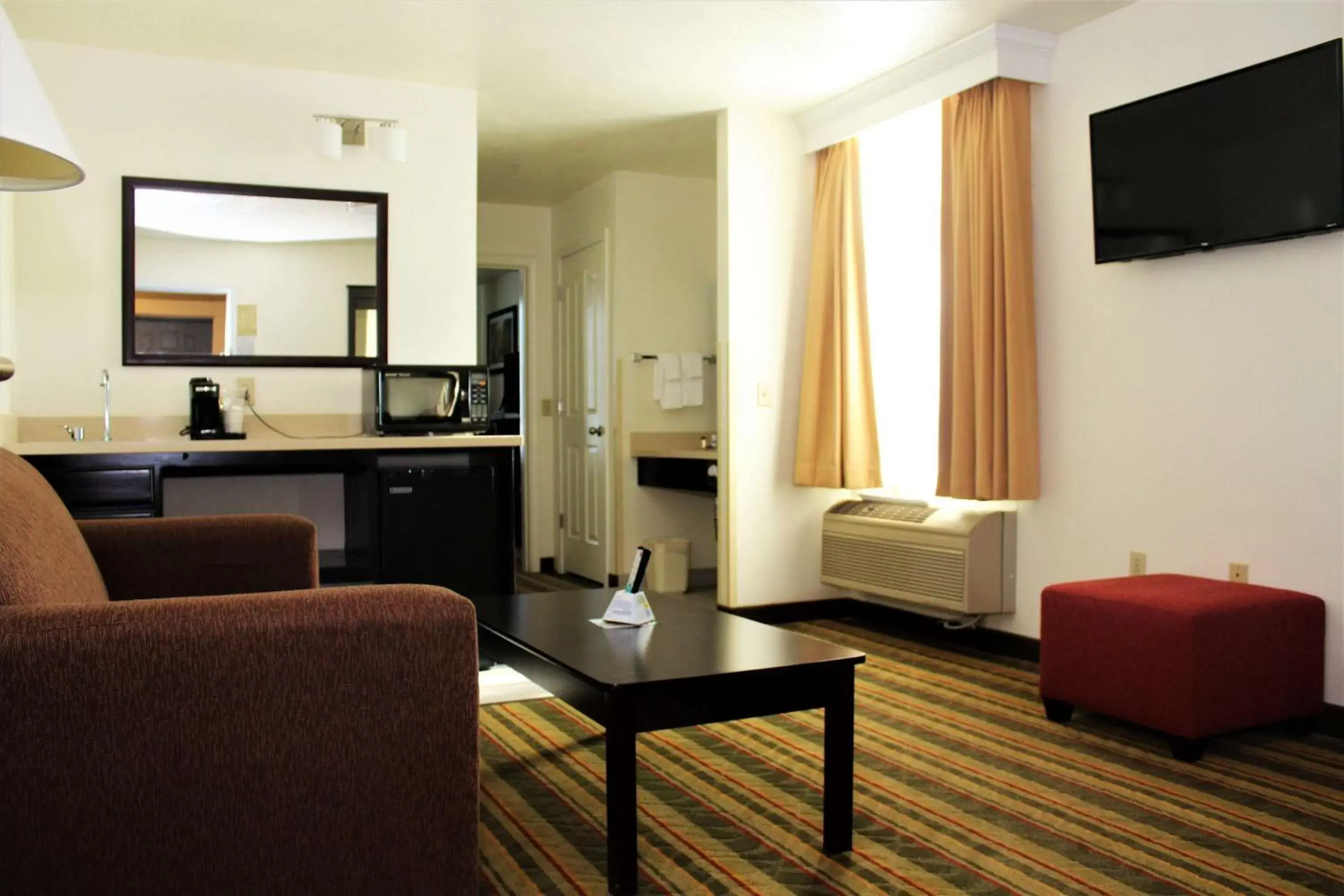 Living room, Seating Area in Best Western Visalia Hotel