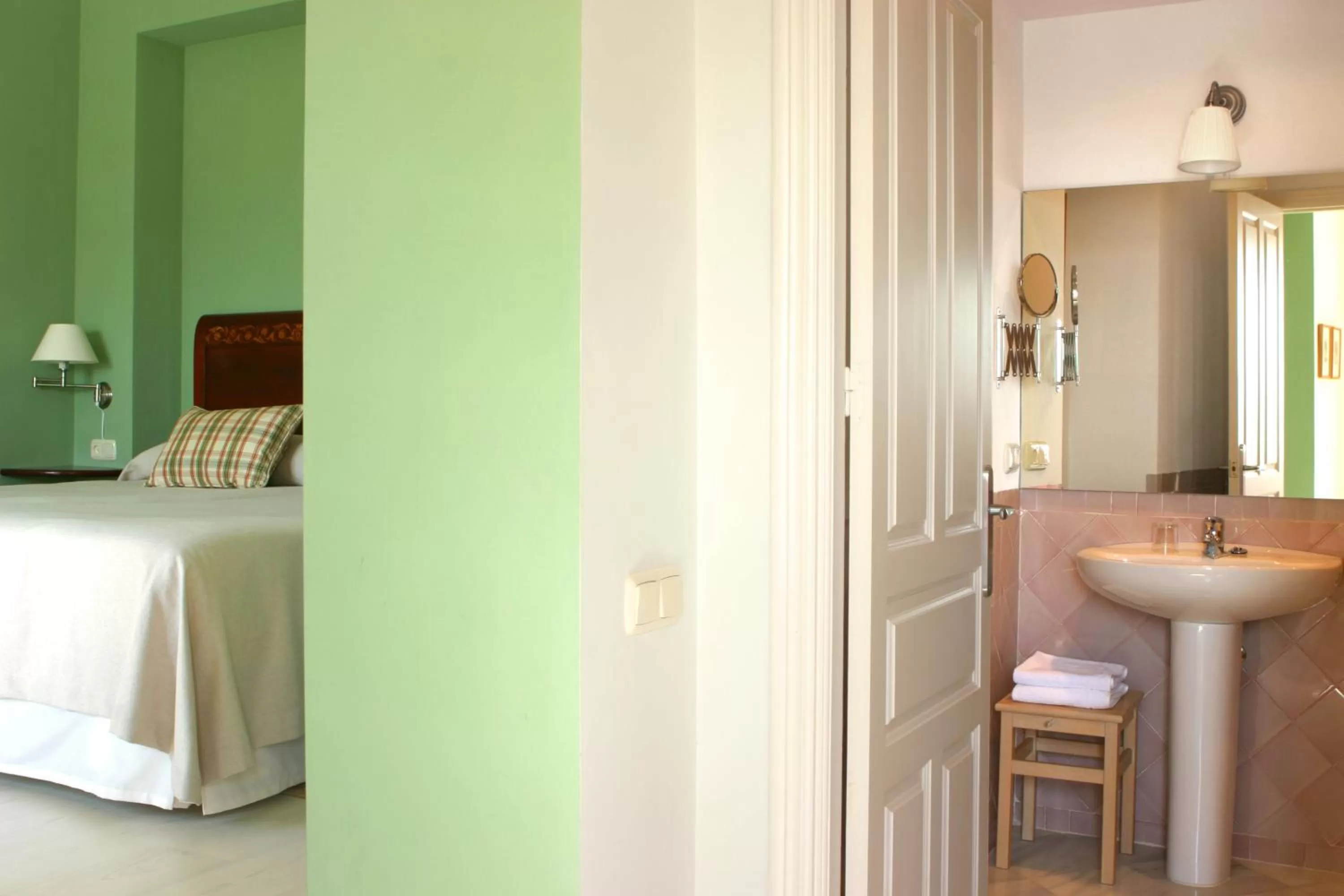 Bed, Bathroom in Carmen de la Alcubilla del Caracol