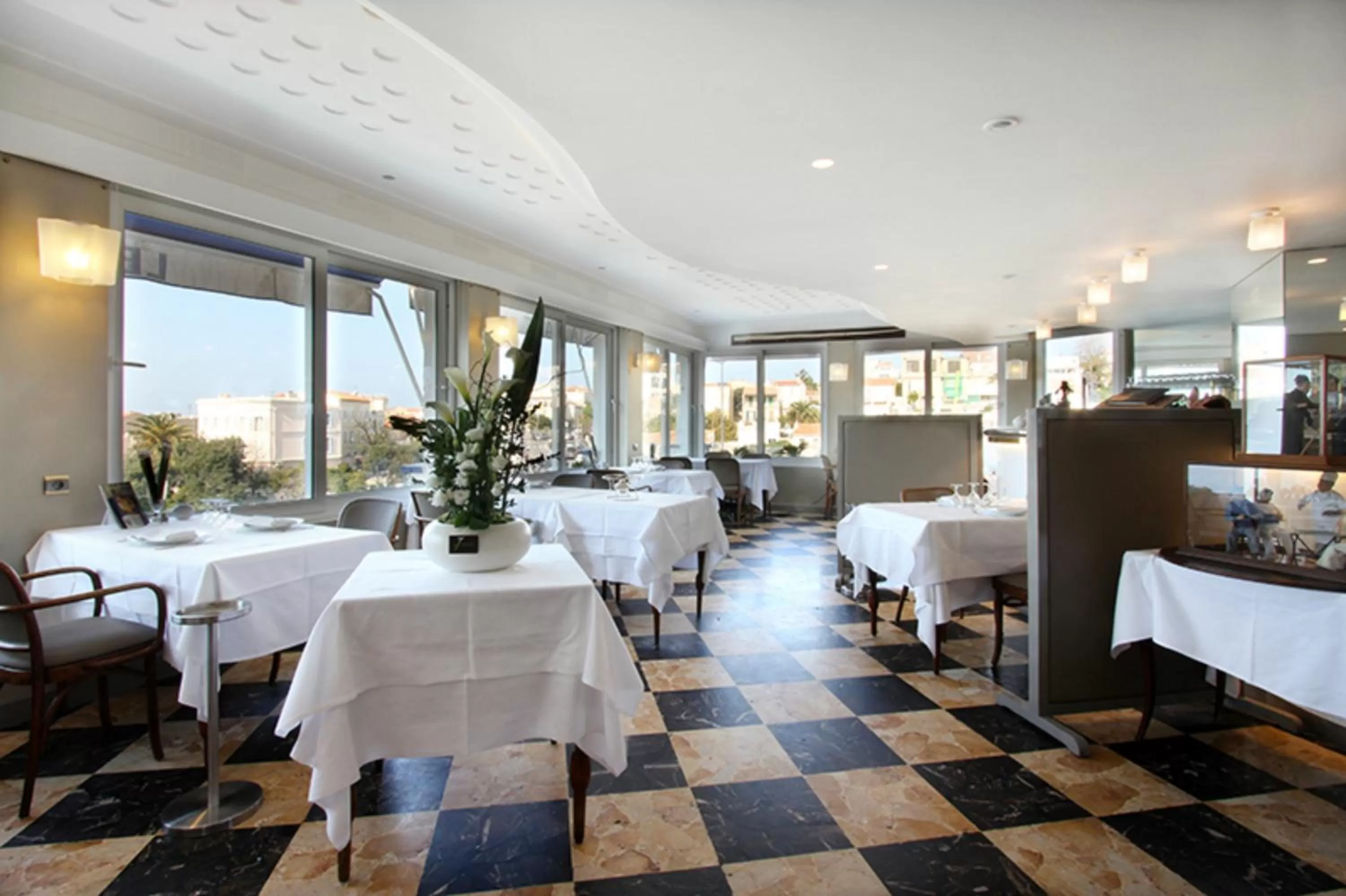 Restaurant/places to eat in Le Rhul