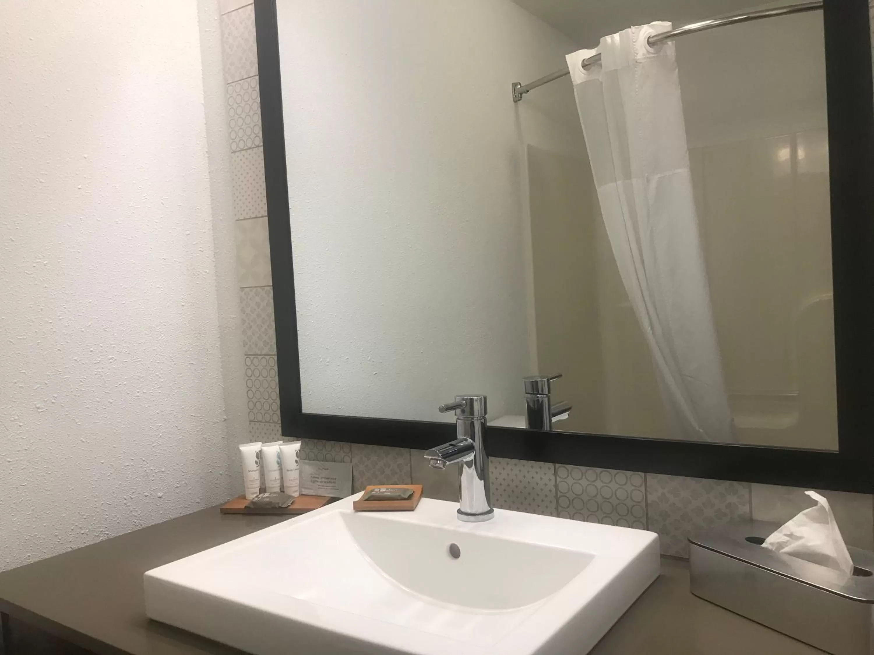 King Room with Roll-In Shower - Mobility Access in Country Inn & Suites by Radisson, Milwaukee Airport, WI