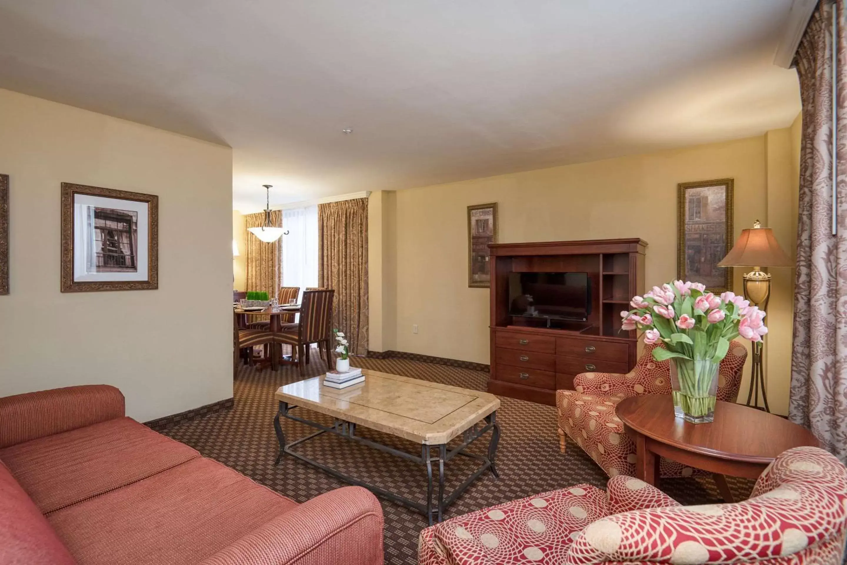 Photo of the whole room, Seating Area in Clarion Collection Hotel Arlington Court Suites