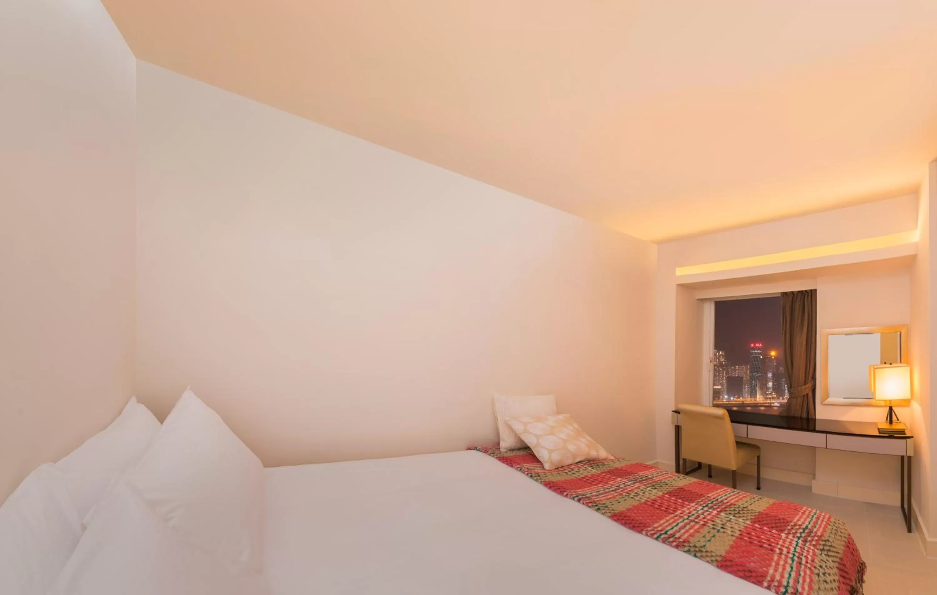 Bedroom, Bed in Kowloon Harbourfront Hotel