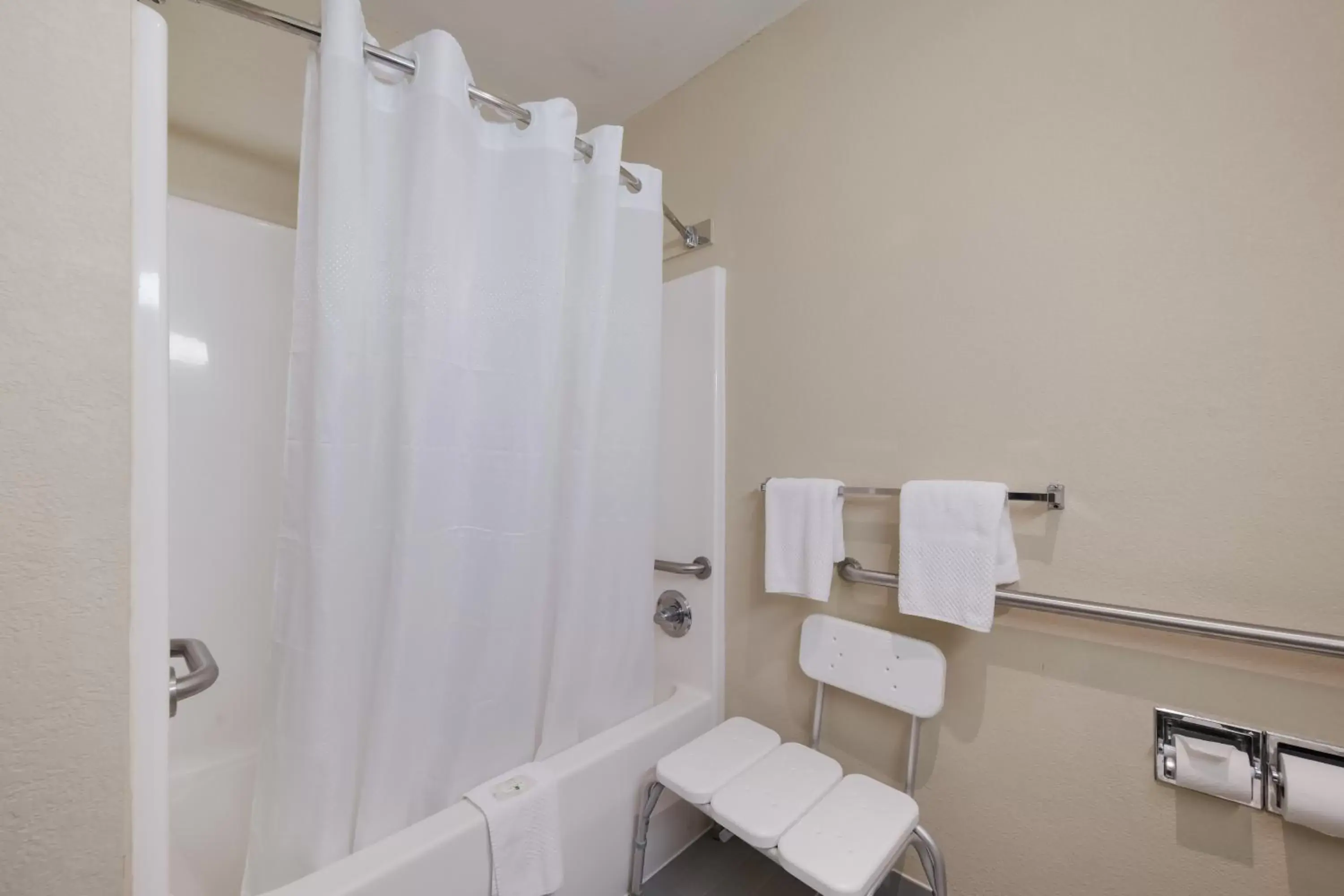 Bath, Bathroom in Quality Inn and Suites Terrell