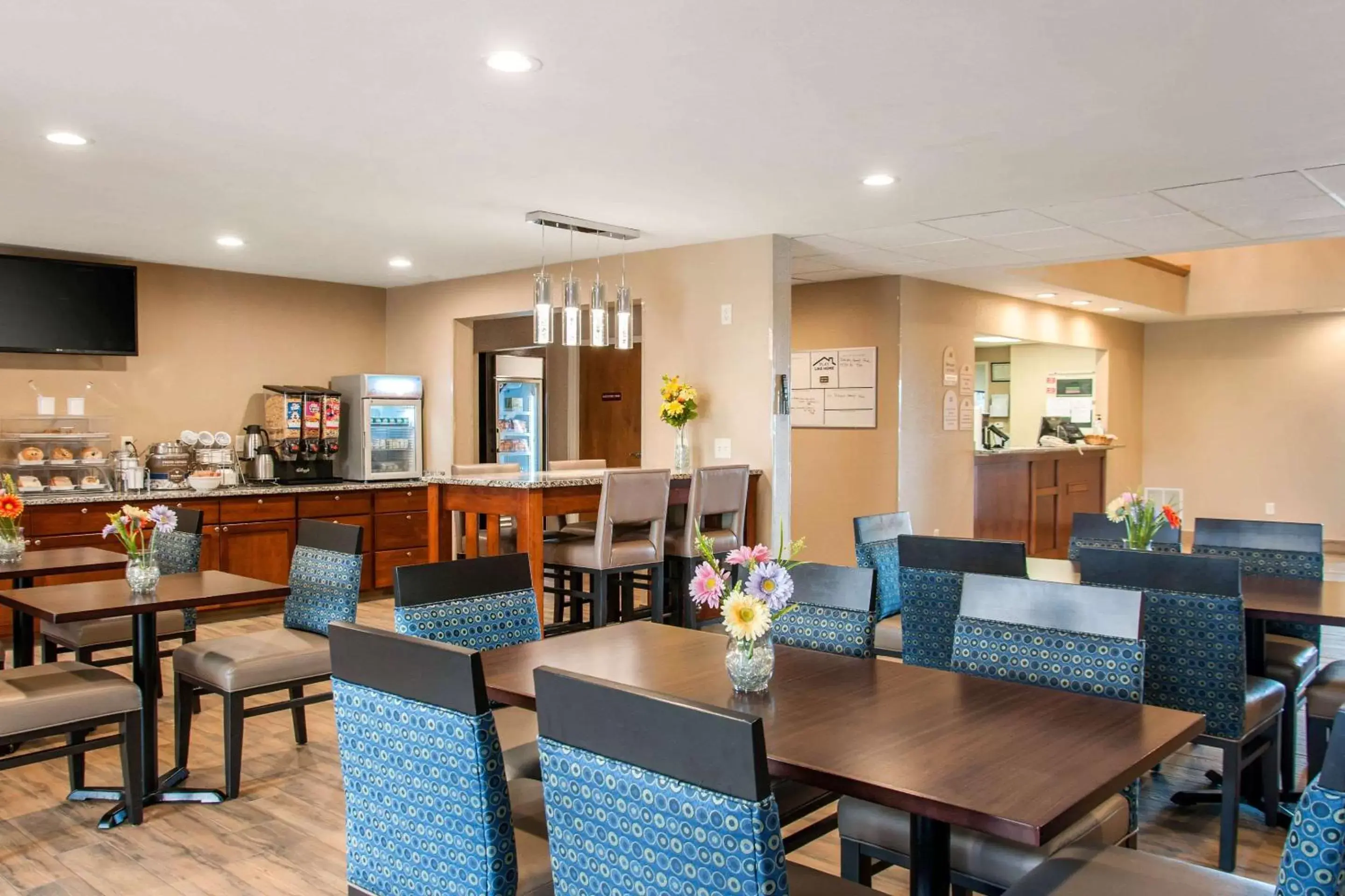 Restaurant/places to eat in MainStay Suites Dubuque at Hwy 20 Restaurant/places to eat in MainStay Suites Dubuque at Hwy 20