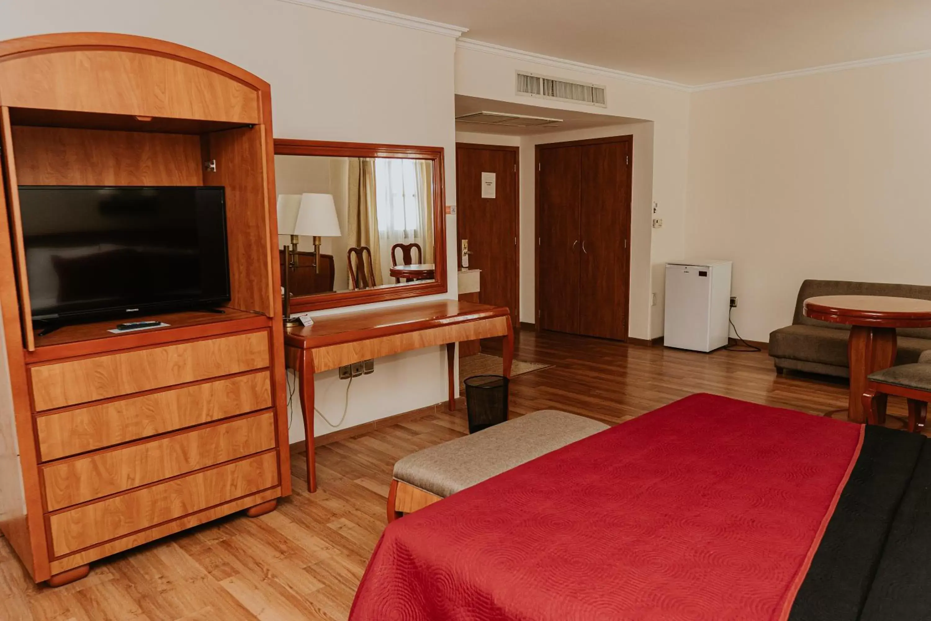 Photo of the whole room, TV/Entertainment Center in Gran Hotel Diligencias
