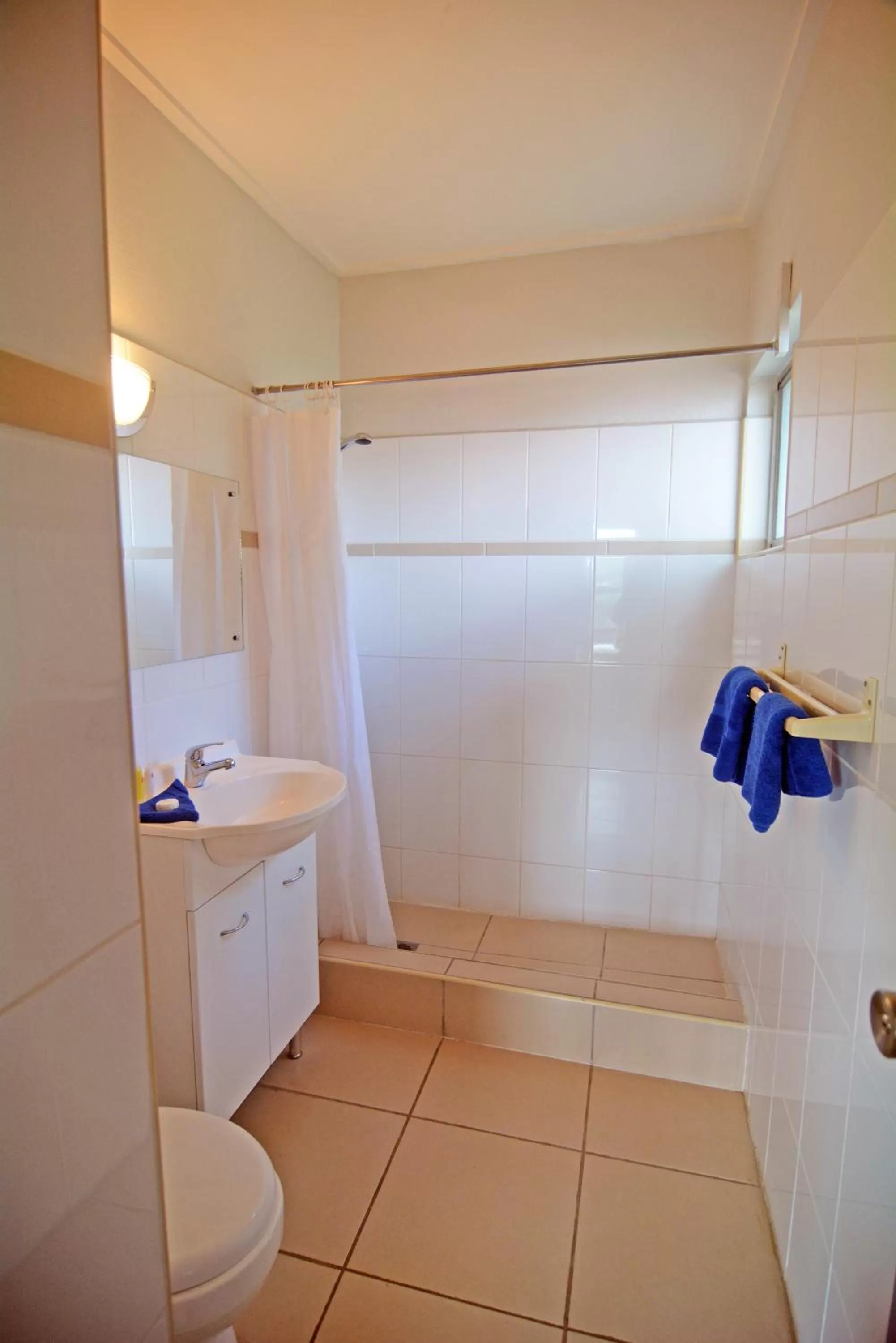 Bathroom in Coral Motel & Apartments