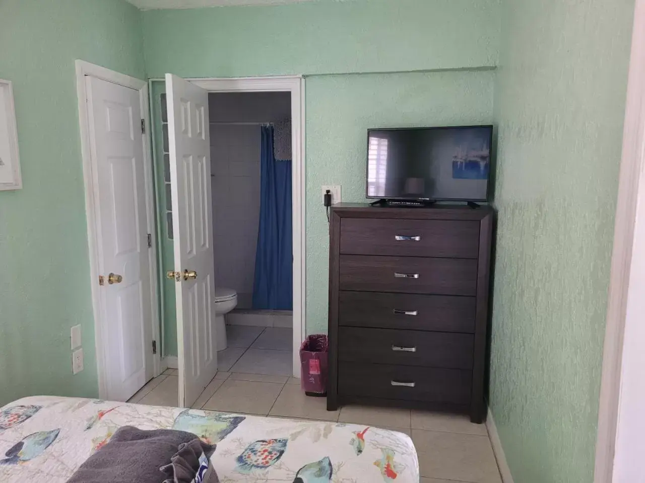 Bedroom, TV/Entertainment Center in Blind Pass Resort Motel