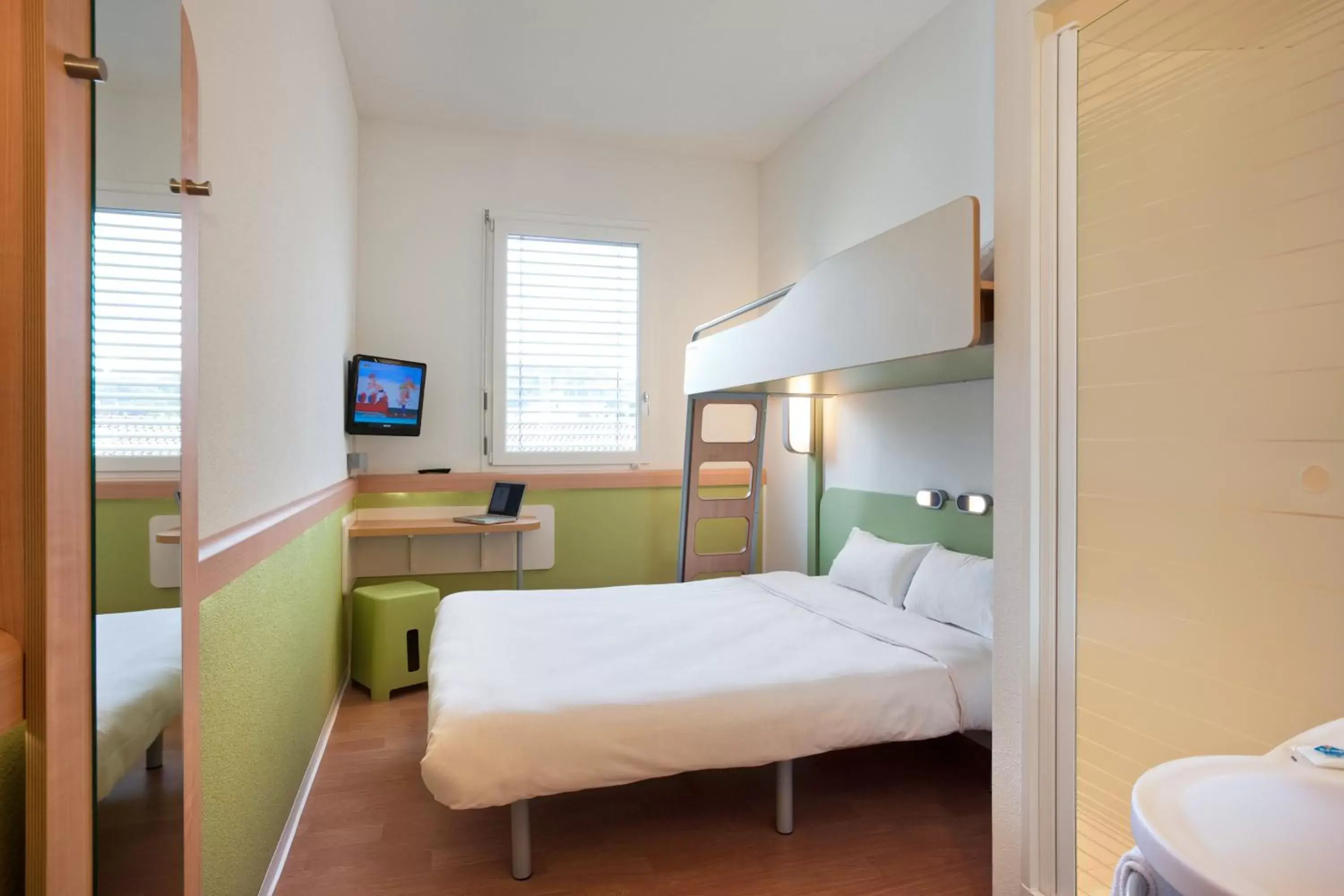 Bedroom, Bed in ibis budget Hotel Luzern City