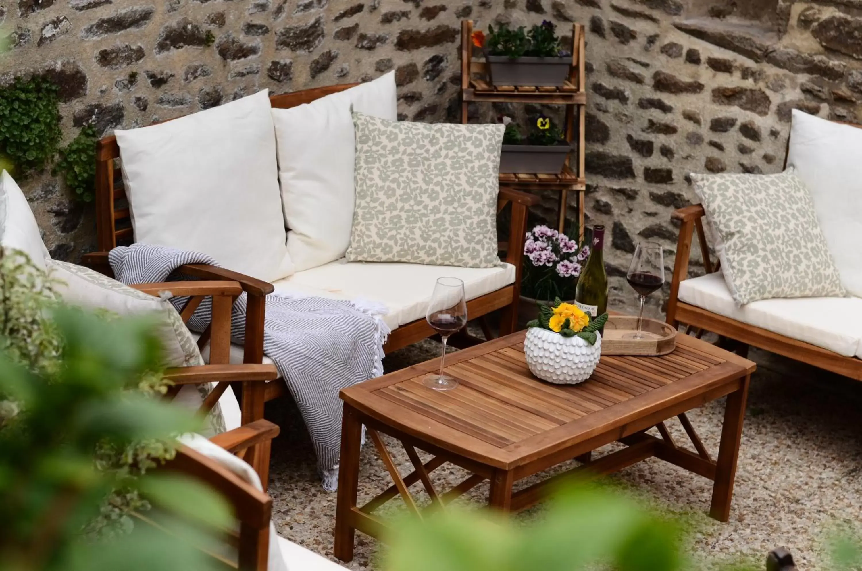 Patio, Seating Area in Hotel De La Porte Saint-Malo