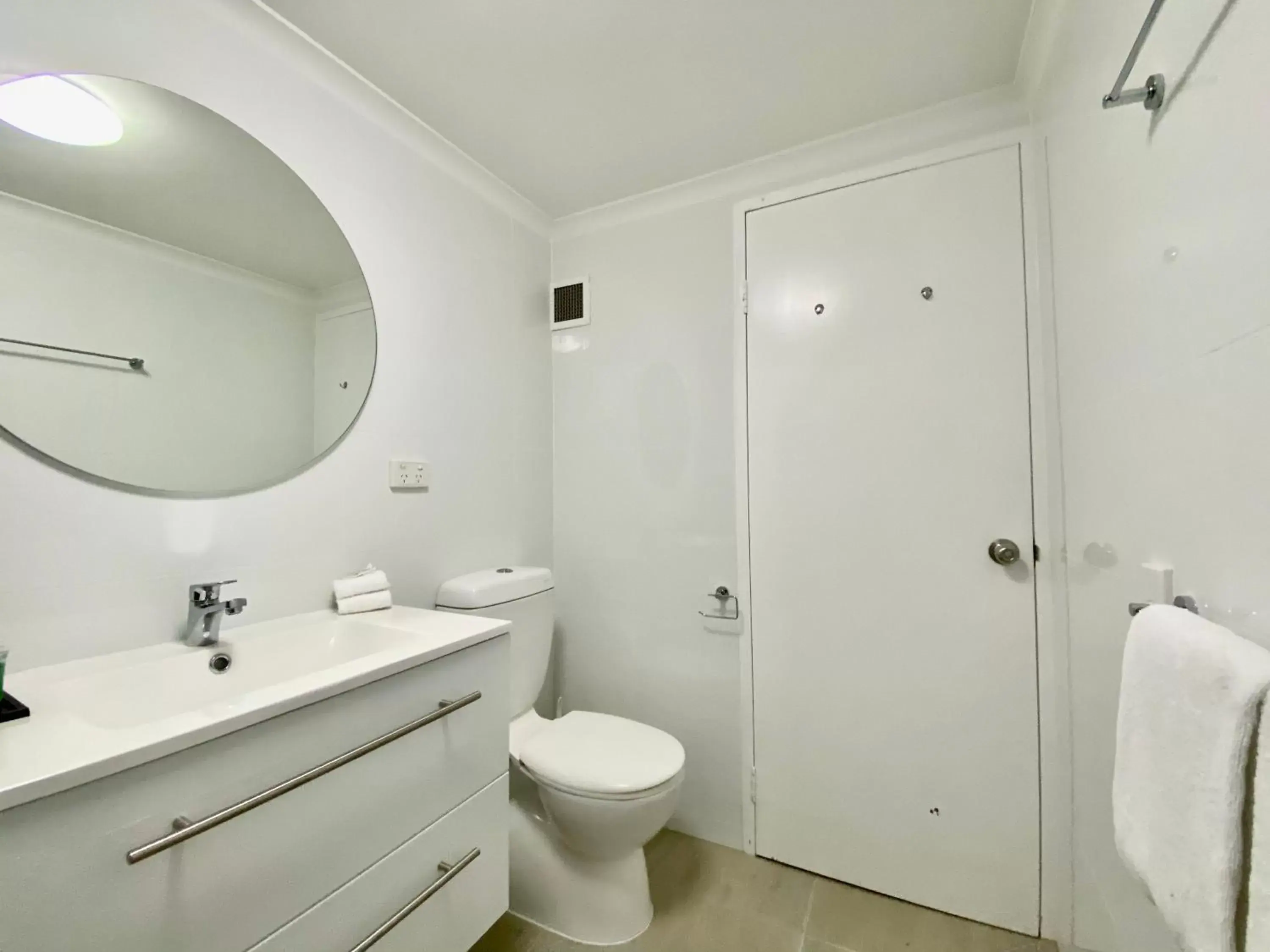 Toilet, Bathroom in Cairns Beach Resort